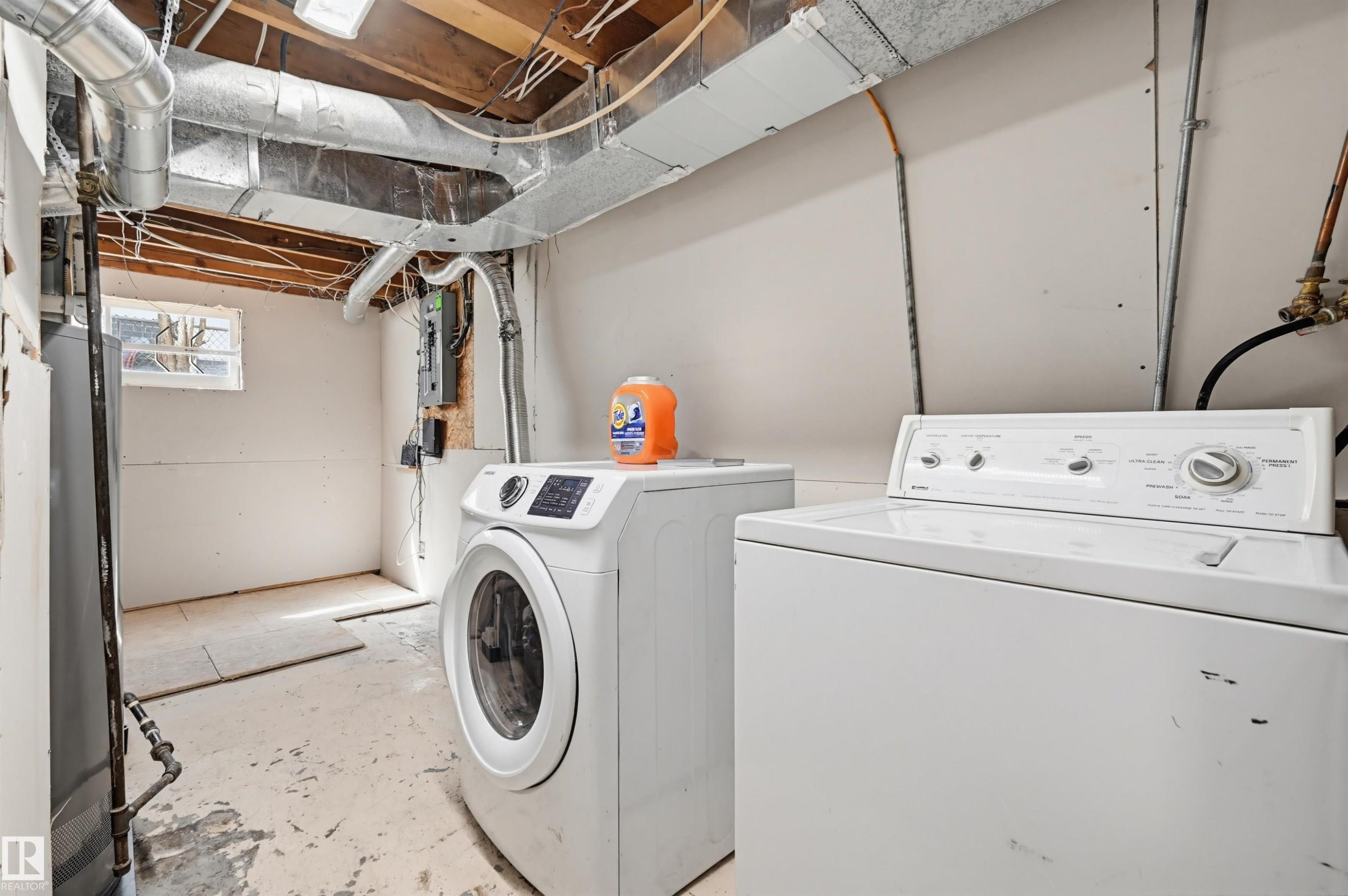 11210 105 Street, Edmonton, AB - Indoor Photo Showing Laundry Room