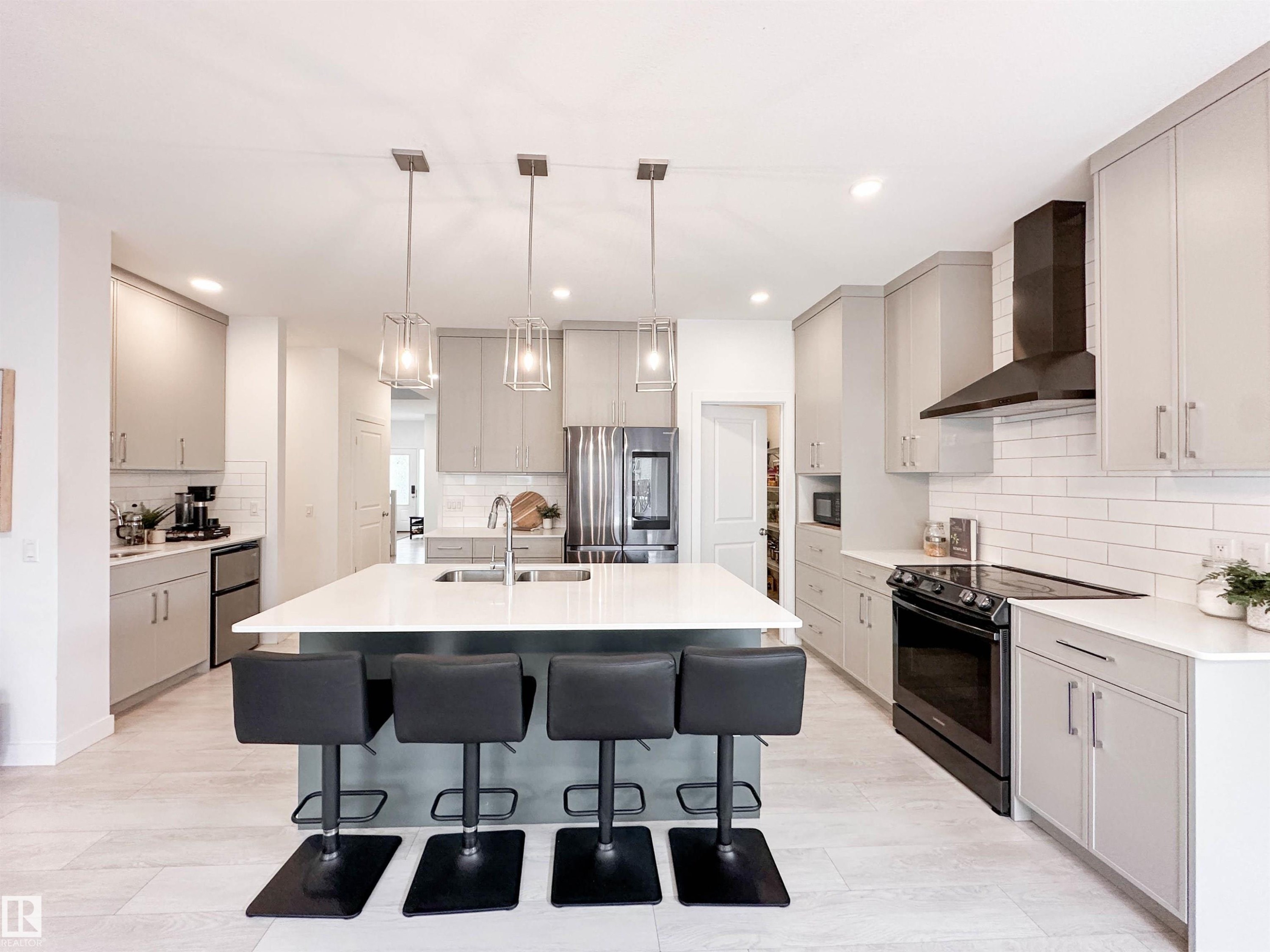 16 Jennifer Crescent, St. Albert, AB - Indoor Photo Showing Kitchen With Double Sink With Upgraded Kitchen
