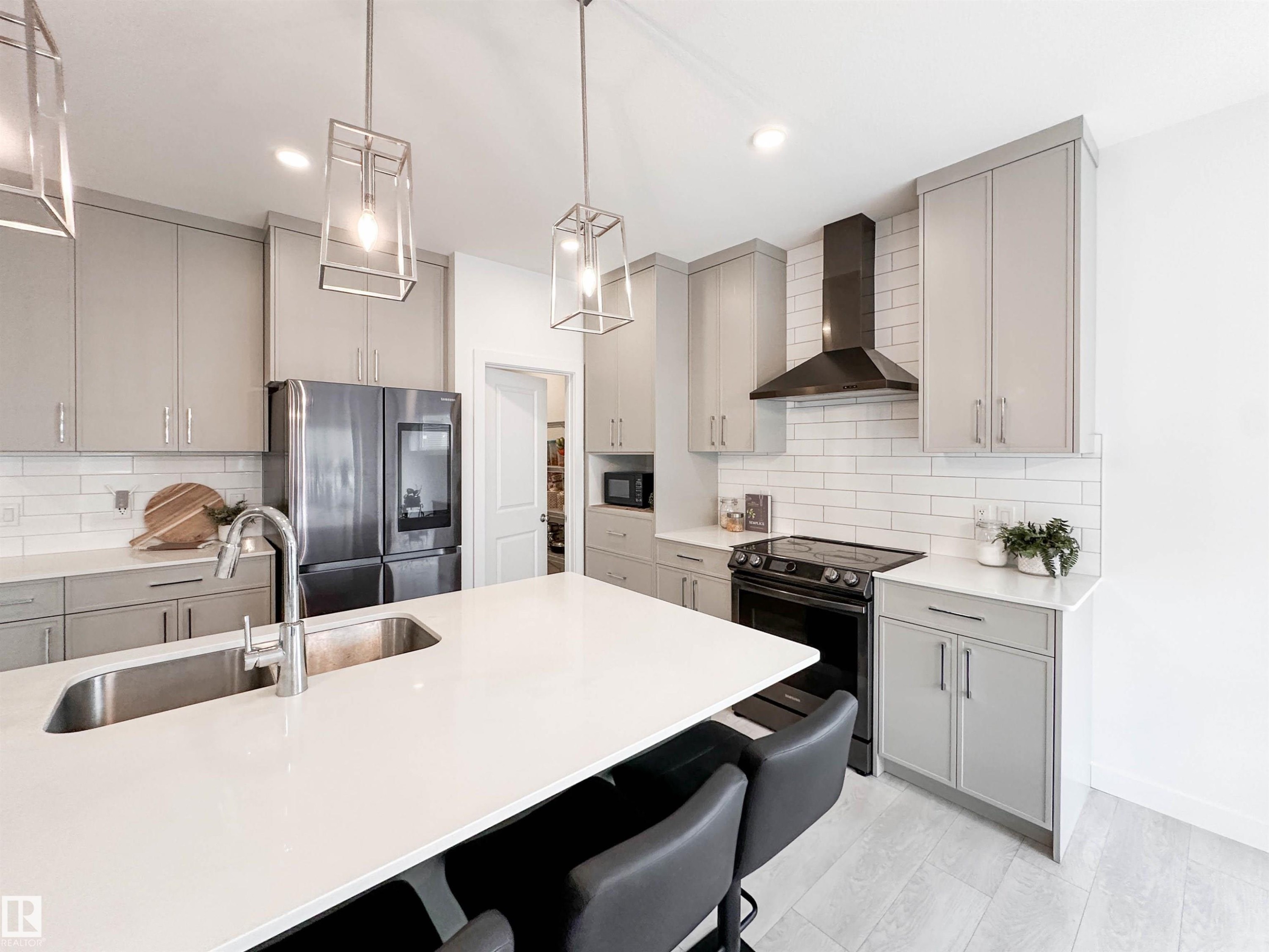 16 Jennifer Crescent, St. Albert, AB - Indoor Photo Showing Kitchen With Double Sink With Upgraded Kitchen