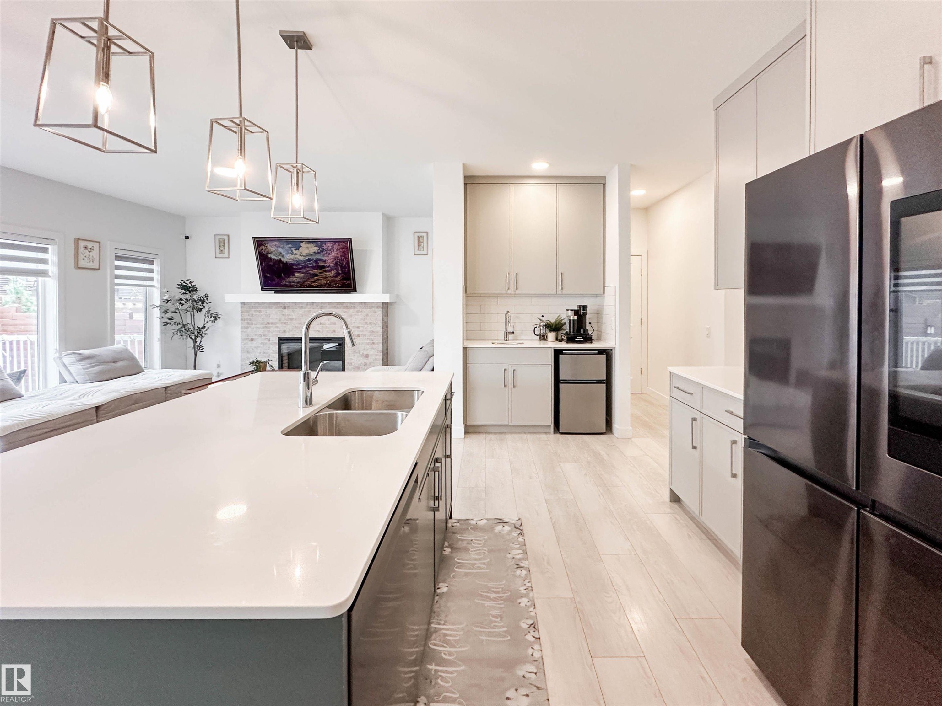 16 Jennifer Crescent, St. Albert, AB - Indoor Photo Showing Kitchen With Double Sink With Upgraded Kitchen
