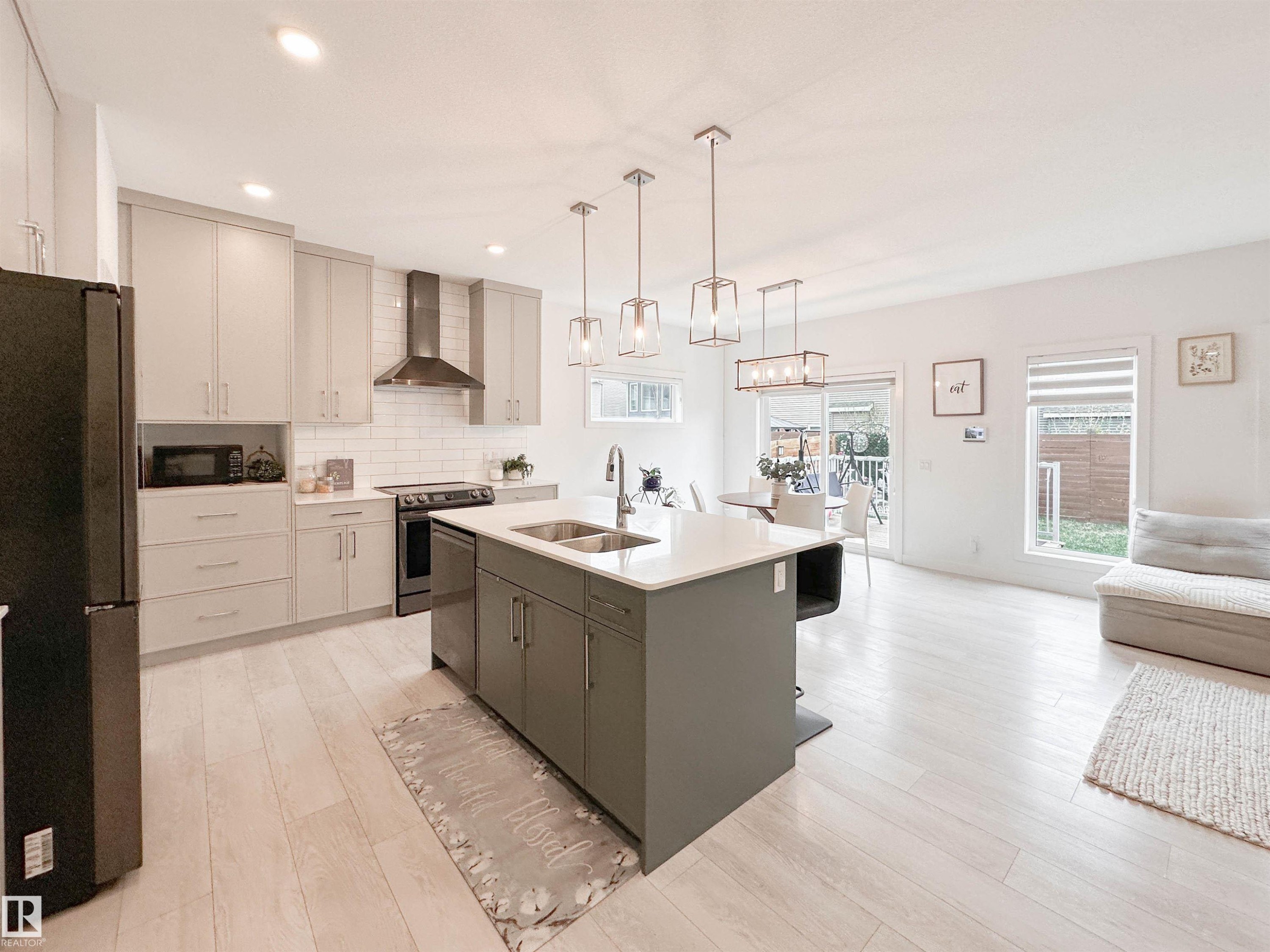 16 Jennifer Crescent, St. Albert, AB - Indoor Photo Showing Kitchen With Double Sink With Upgraded Kitchen