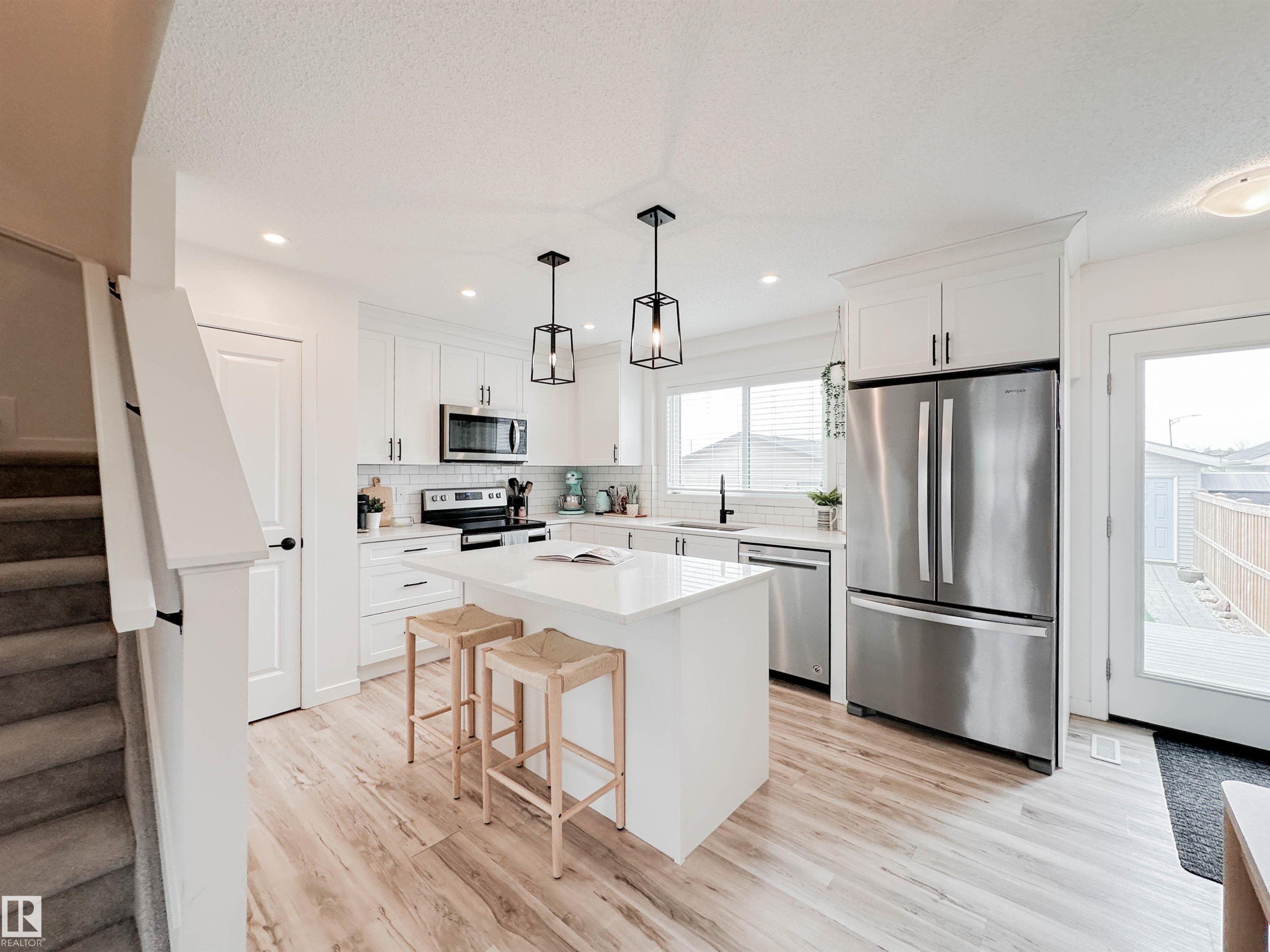 21019 130 Avenue, Edmonton, AB - Indoor Photo Showing Kitchen With Upgraded Kitchen