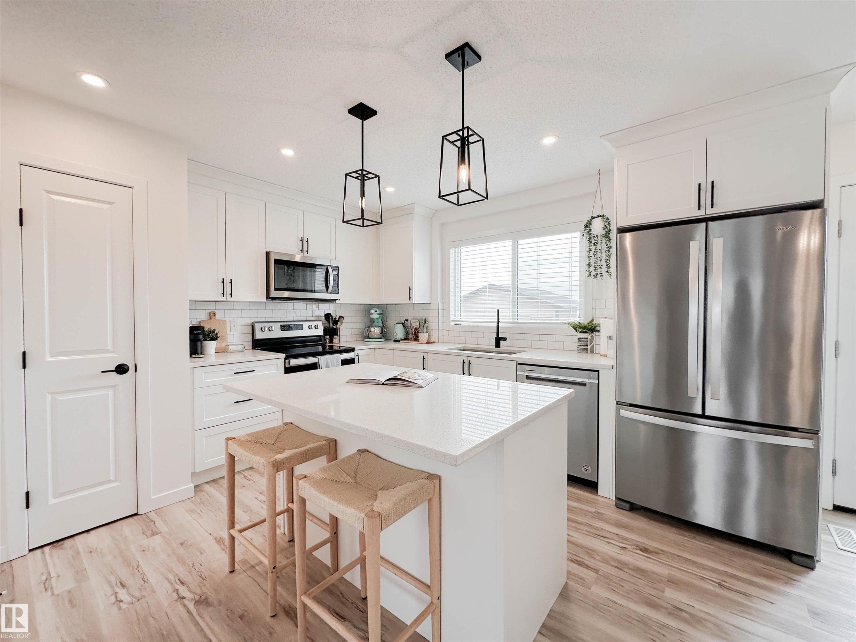 21019 130 Avenue, Edmonton, AB - Indoor Photo Showing Kitchen With Upgraded Kitchen