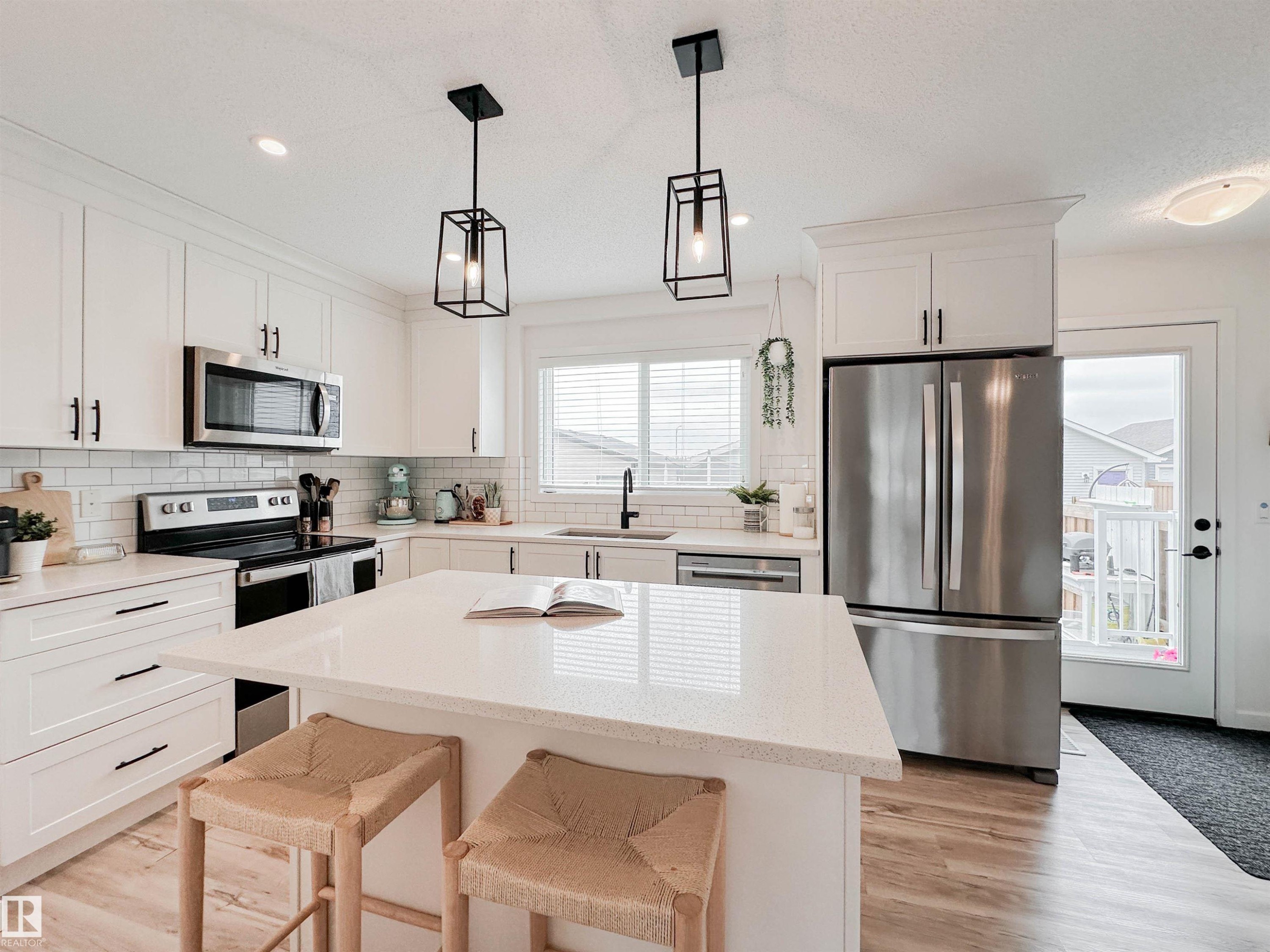 21019 130 Avenue, Edmonton, AB - Indoor Photo Showing Kitchen With Upgraded Kitchen