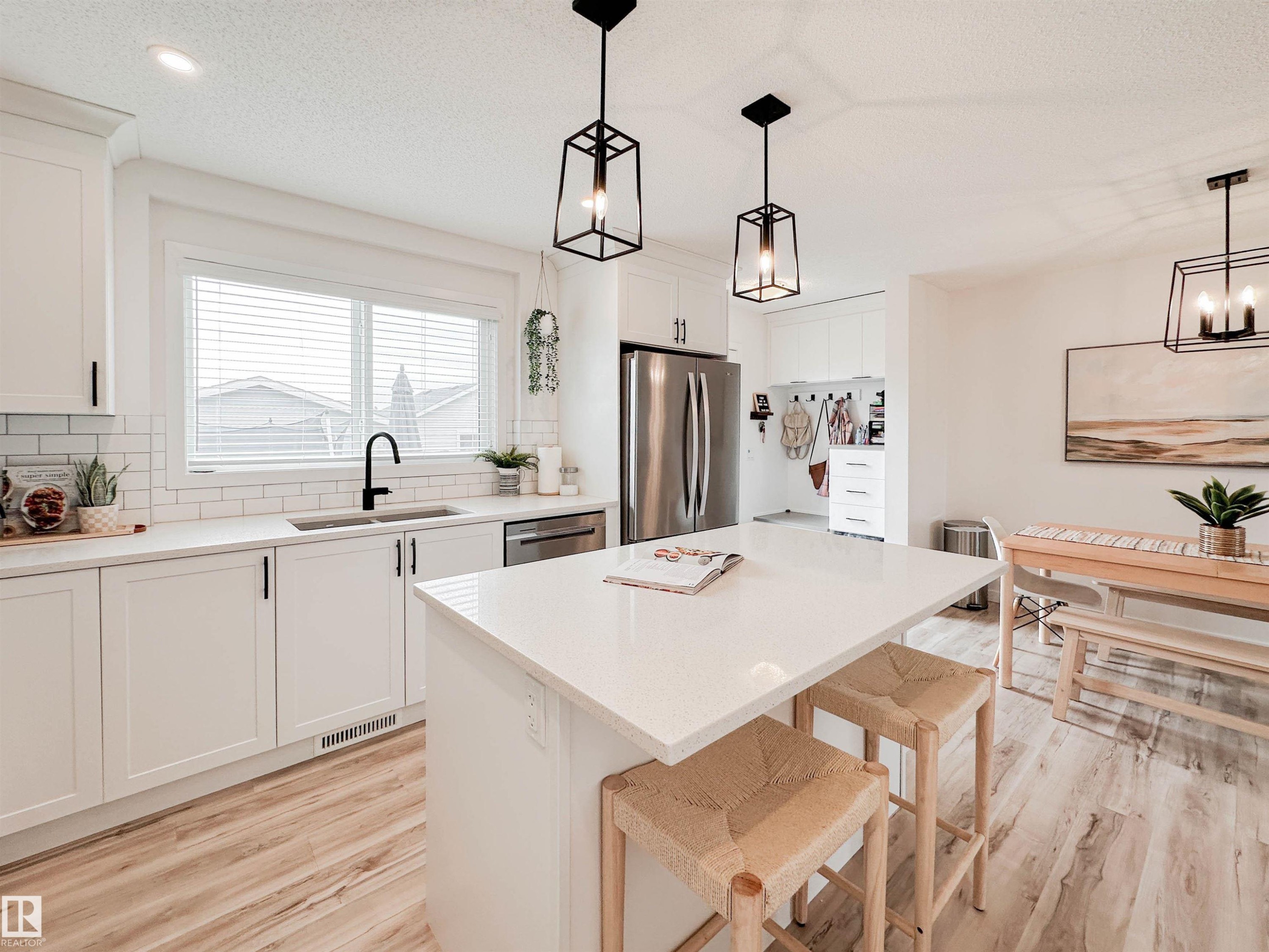 21019 130 Avenue, Edmonton, AB - Indoor Photo Showing Kitchen With Upgraded Kitchen