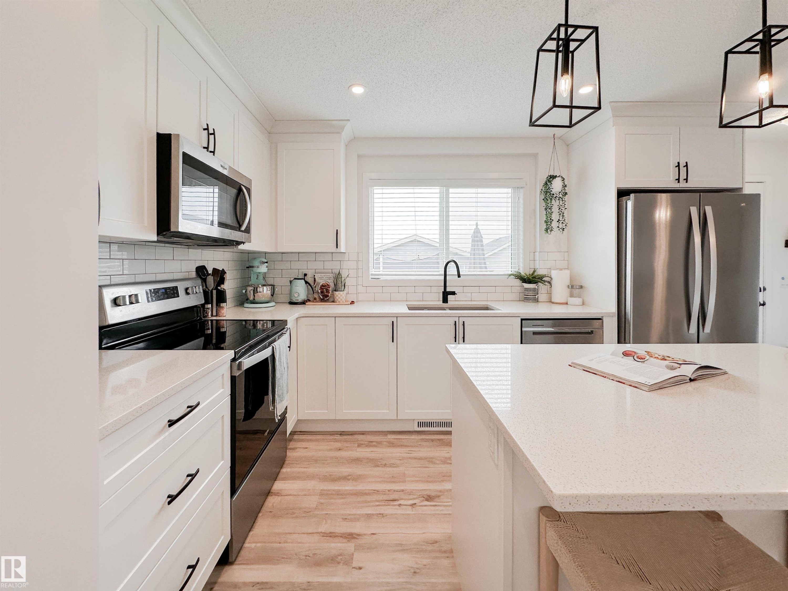21019 130 Avenue, Edmonton, AB - Indoor Photo Showing Kitchen With Upgraded Kitchen