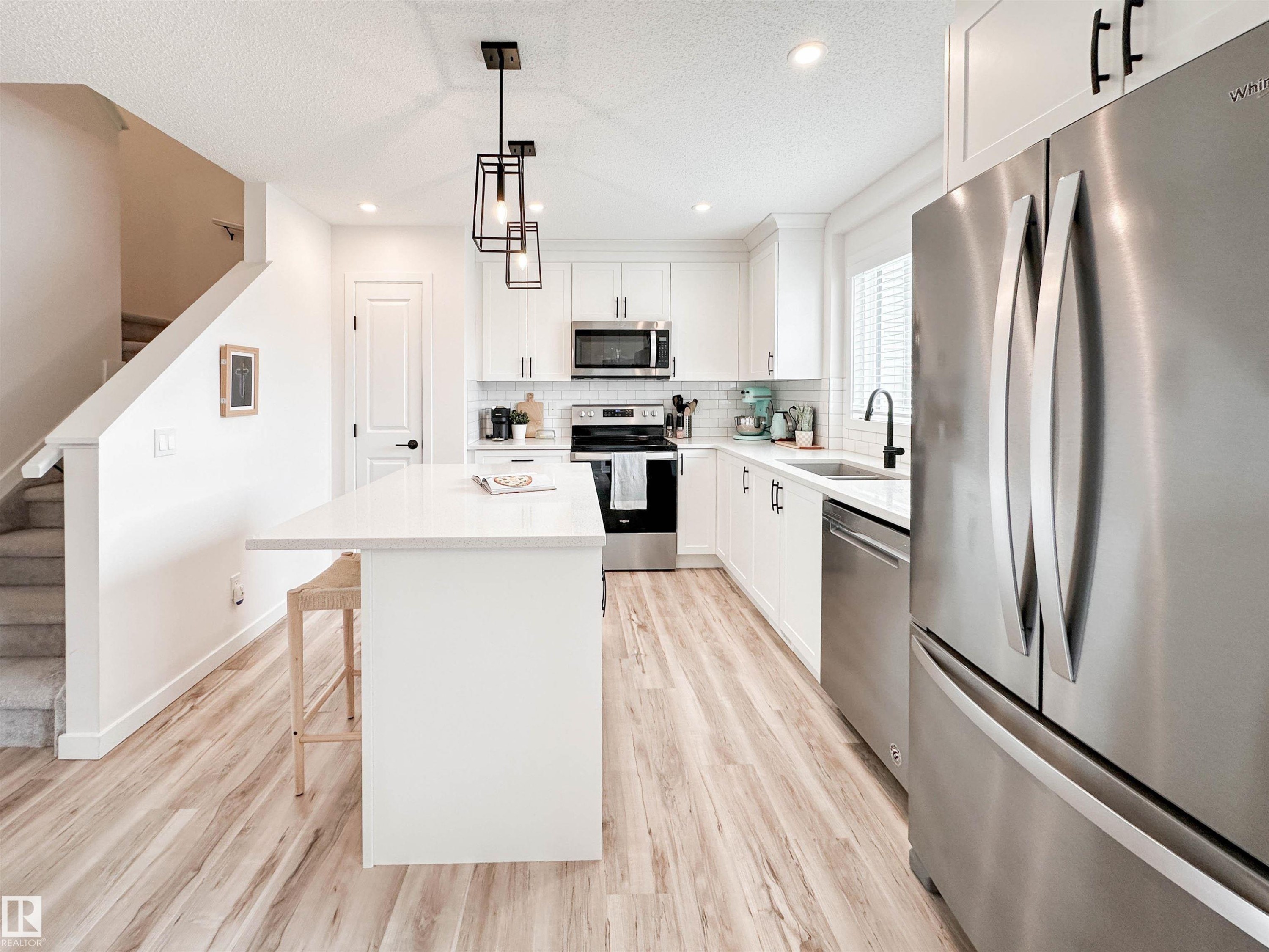 21019 130 Avenue, Edmonton, AB - Indoor Photo Showing Kitchen With Upgraded Kitchen