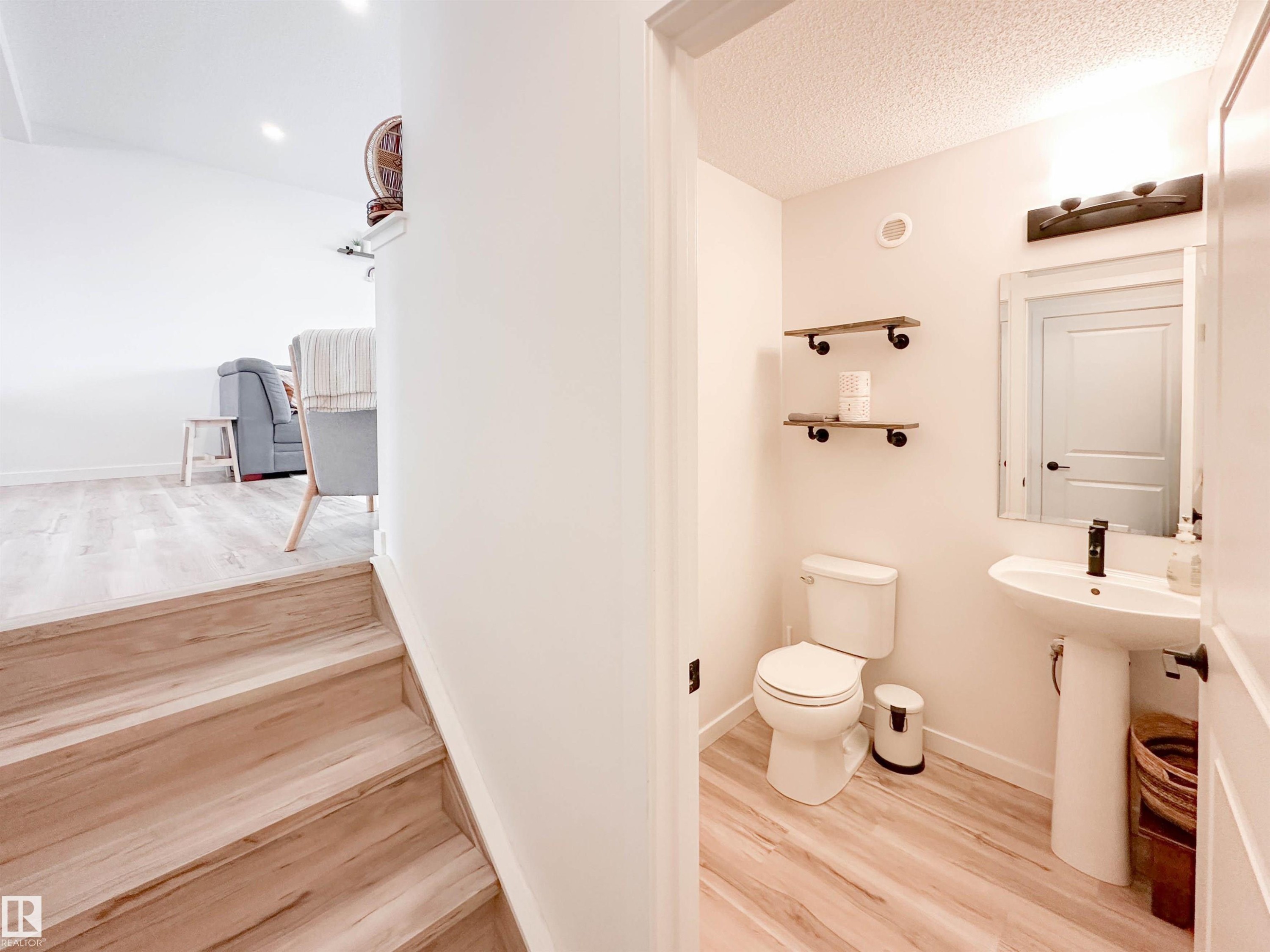 21019 130 Avenue, Edmonton, AB - Indoor Photo Showing Bathroom
