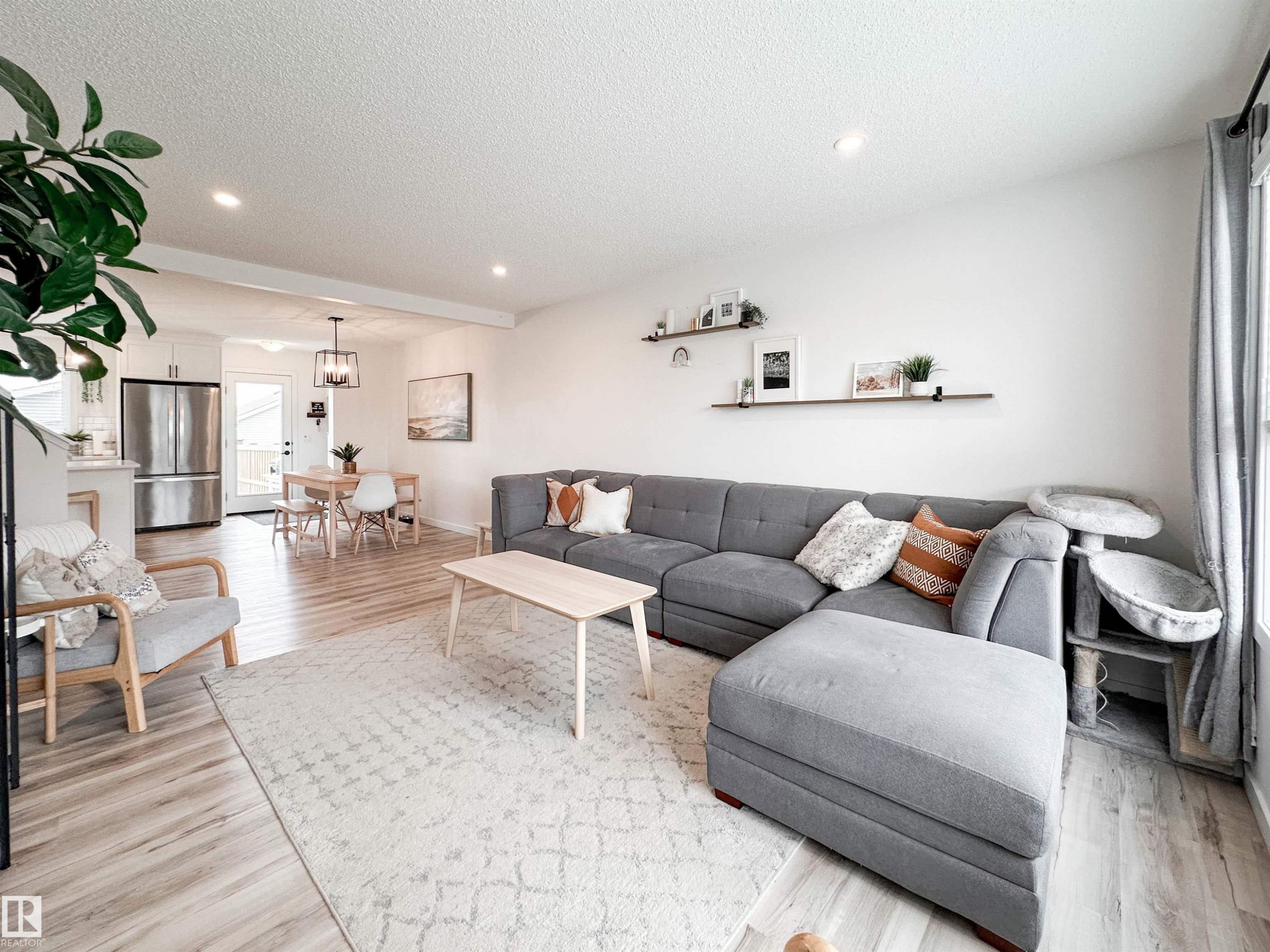 21019 130 Avenue, Edmonton, AB - Indoor Photo Showing Living Room