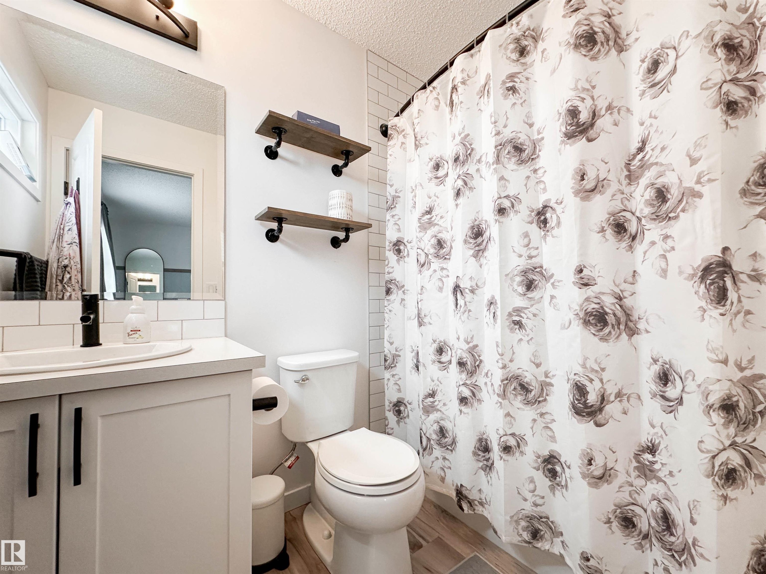21019 130 Avenue, Edmonton, AB - Indoor Photo Showing Bathroom