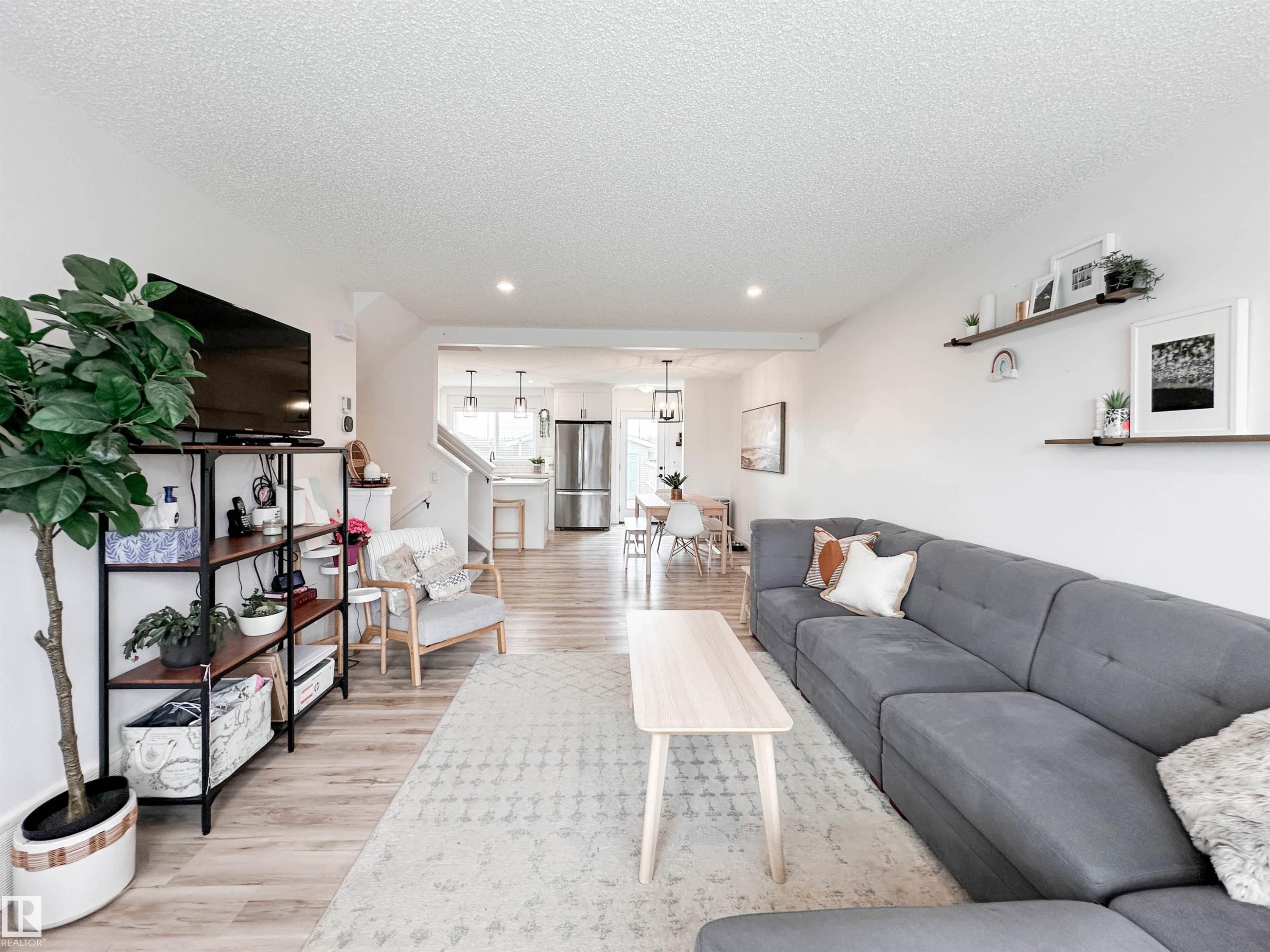21019 130 Avenue, Edmonton, AB - Indoor Photo Showing Living Room