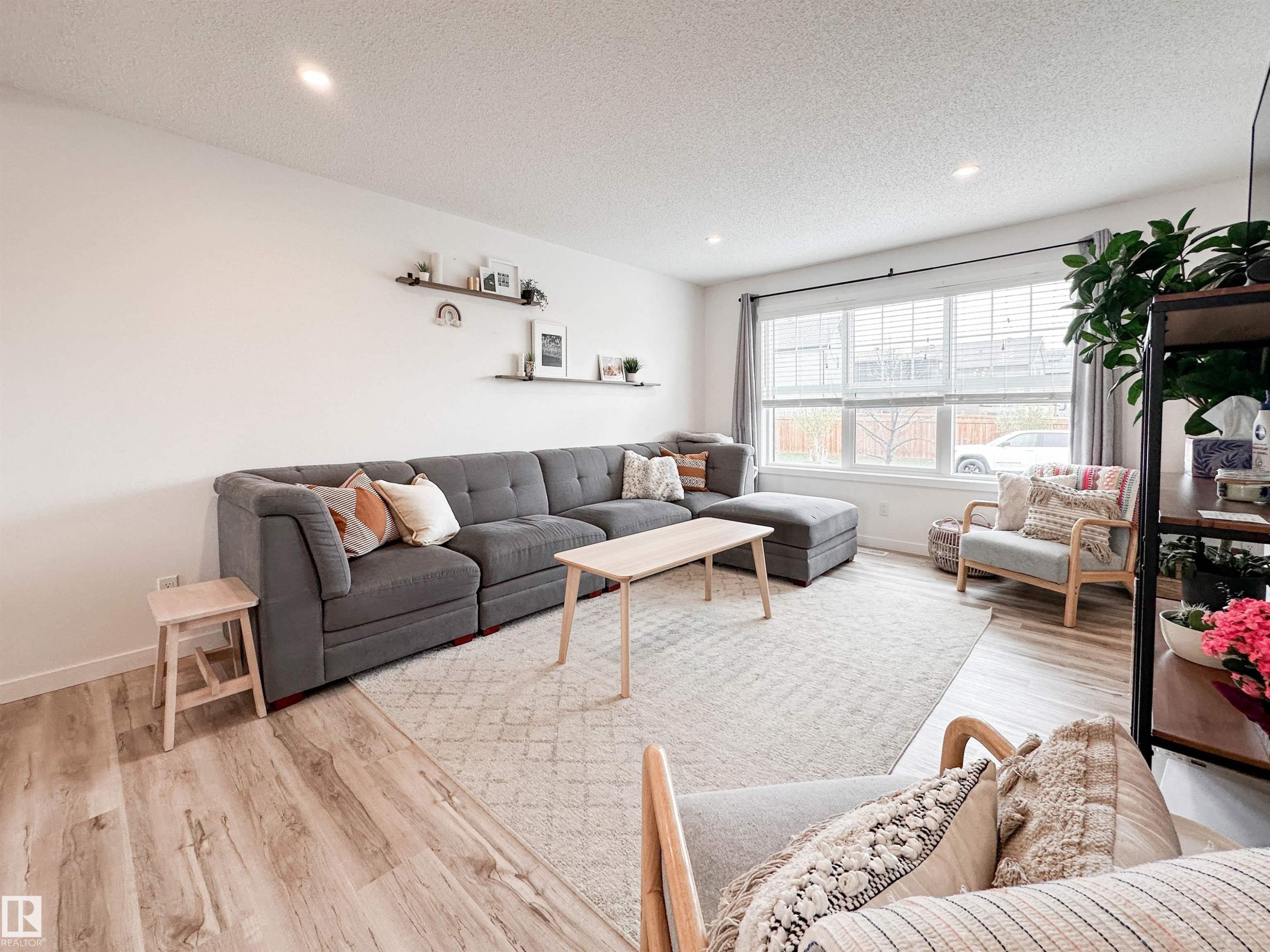 21019 130 Avenue, Edmonton, AB - Indoor Photo Showing Living Room