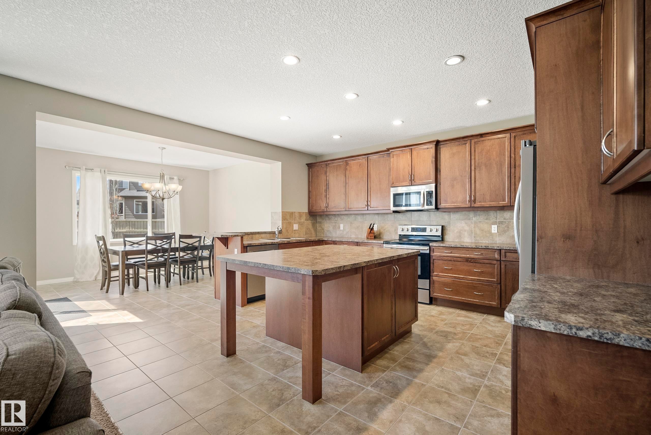 3510 Abbott Close, Edmonton, AB - Indoor Photo Showing Kitchen