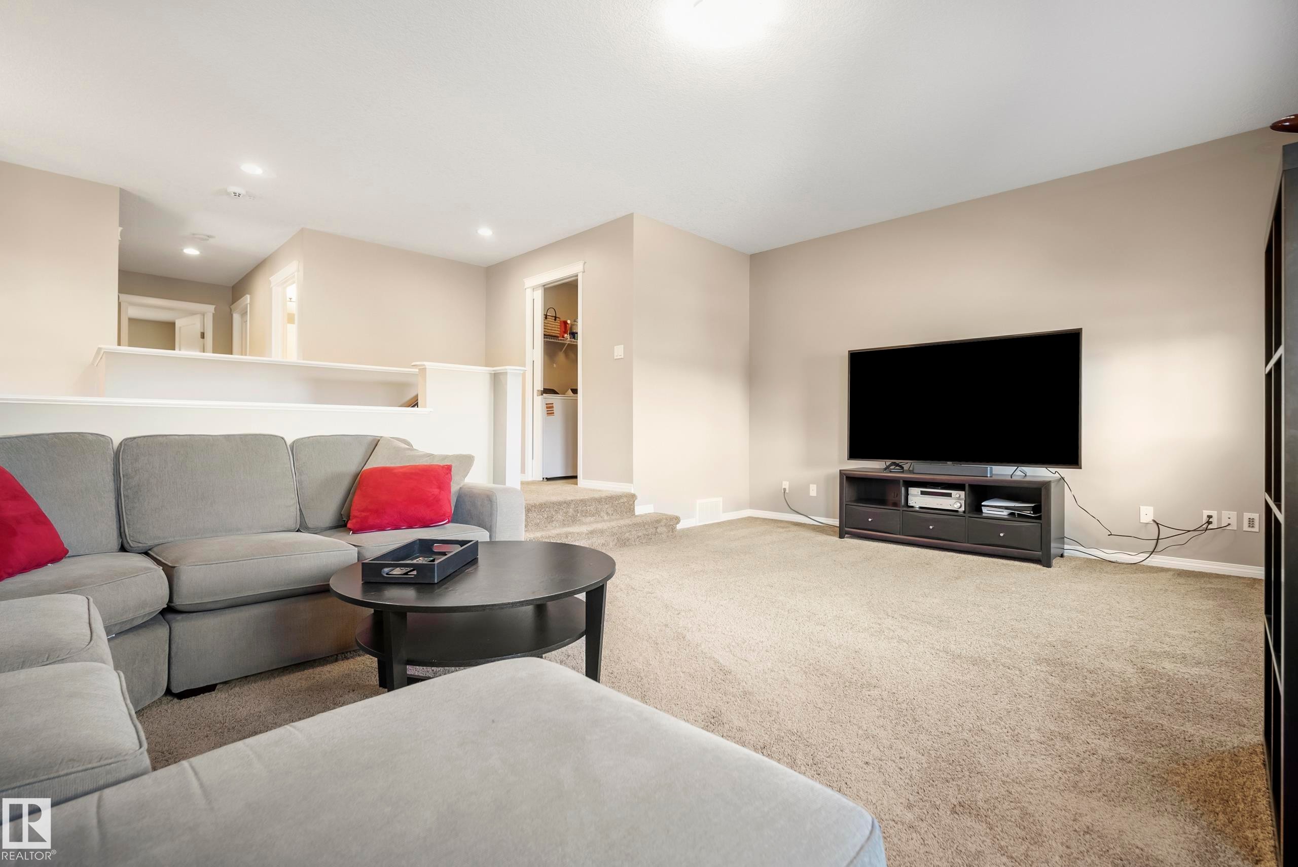 3510 Abbott Close, Edmonton, AB - Indoor Photo Showing Living Room