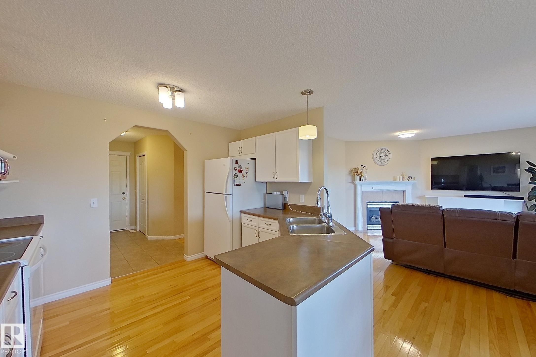 3540 Mclean Crescent, Edmonton, AB - Indoor Photo Showing Kitchen With Double Sink