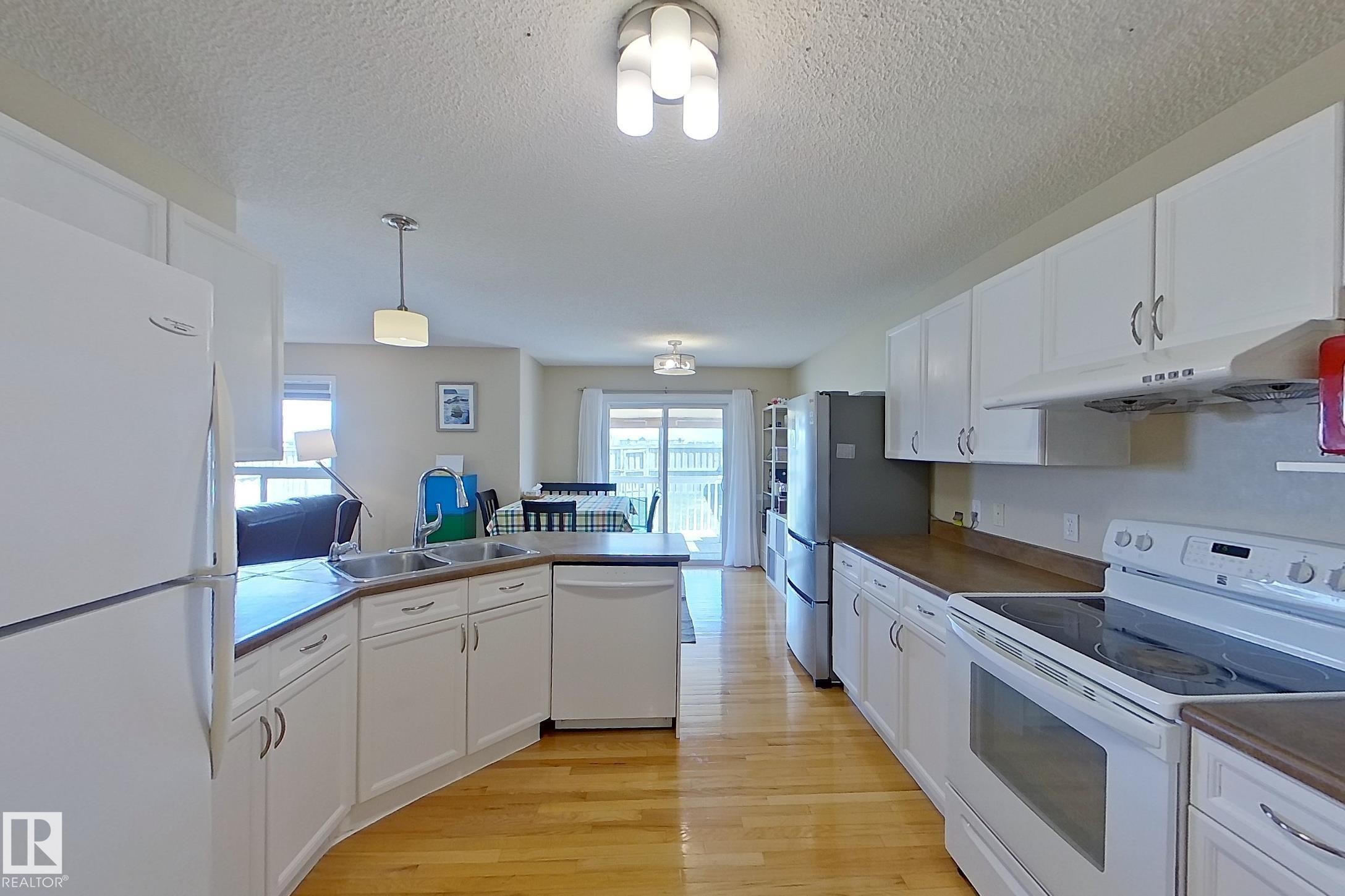 3540 Mclean Crescent, Edmonton, AB - Indoor Photo Showing Kitchen With Double Sink