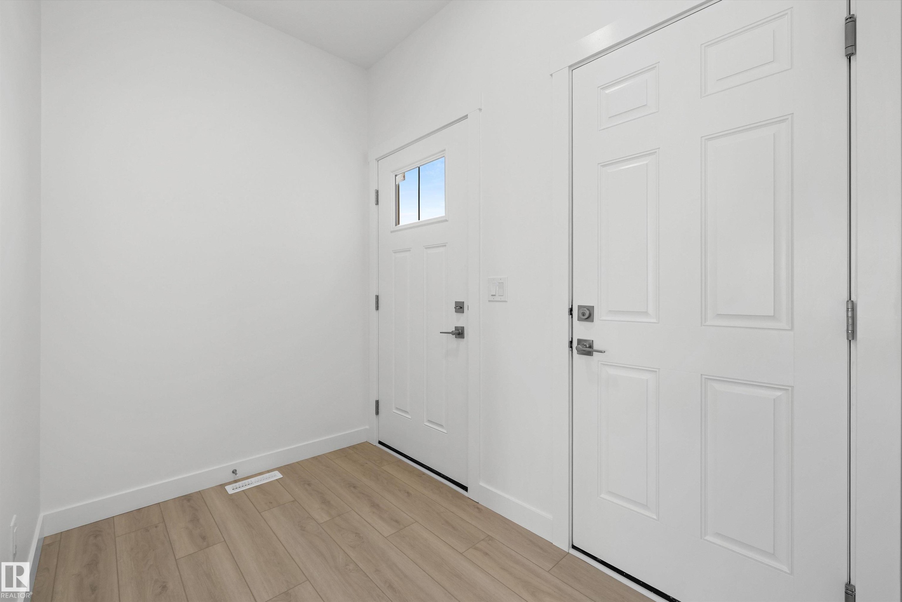 1044 Cristall Crescent, Edmonton, AB - Indoor Photo Showing Other Room