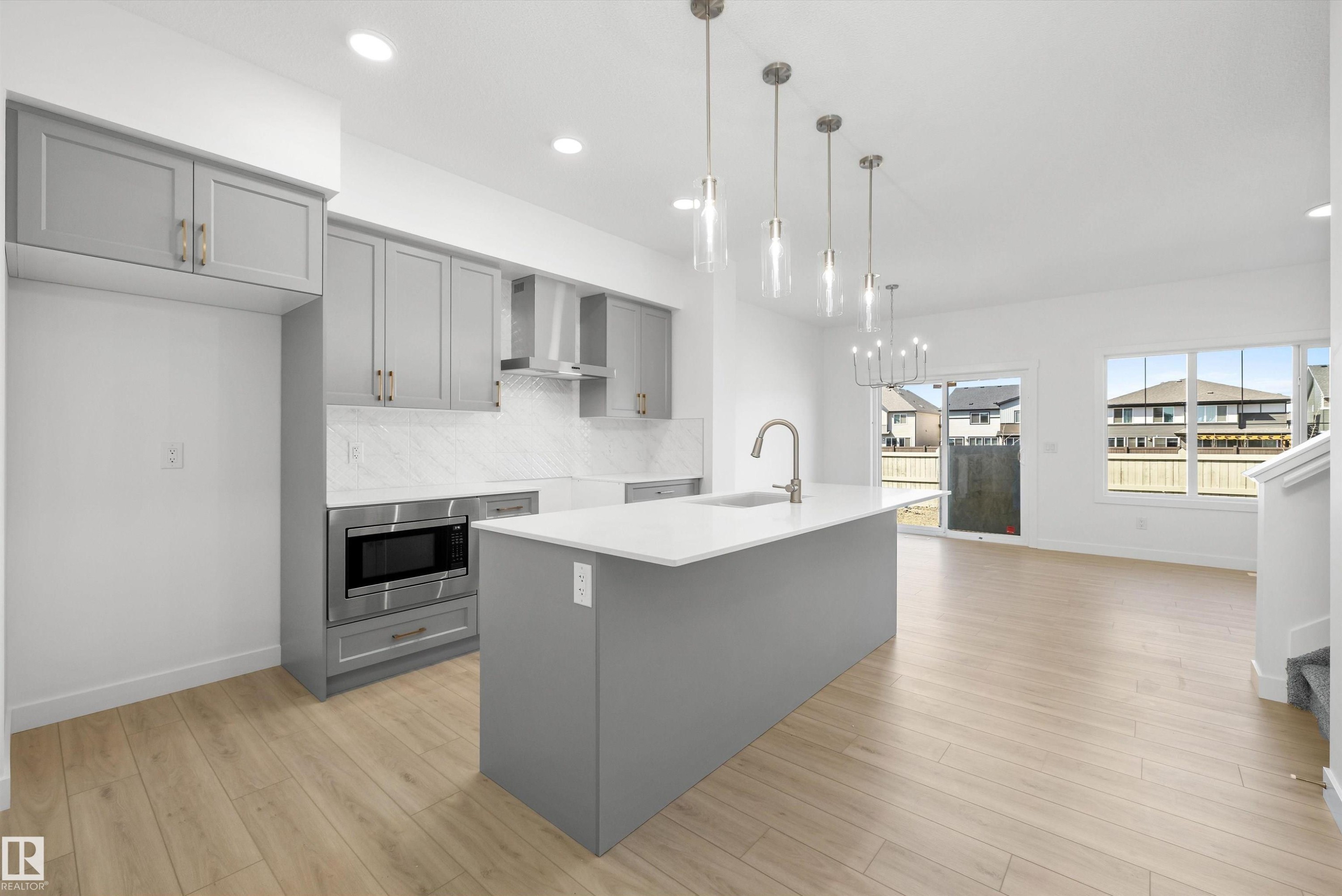 1044 Cristall Crescent, Edmonton, AB - Indoor Photo Showing Kitchen With Upgraded Kitchen