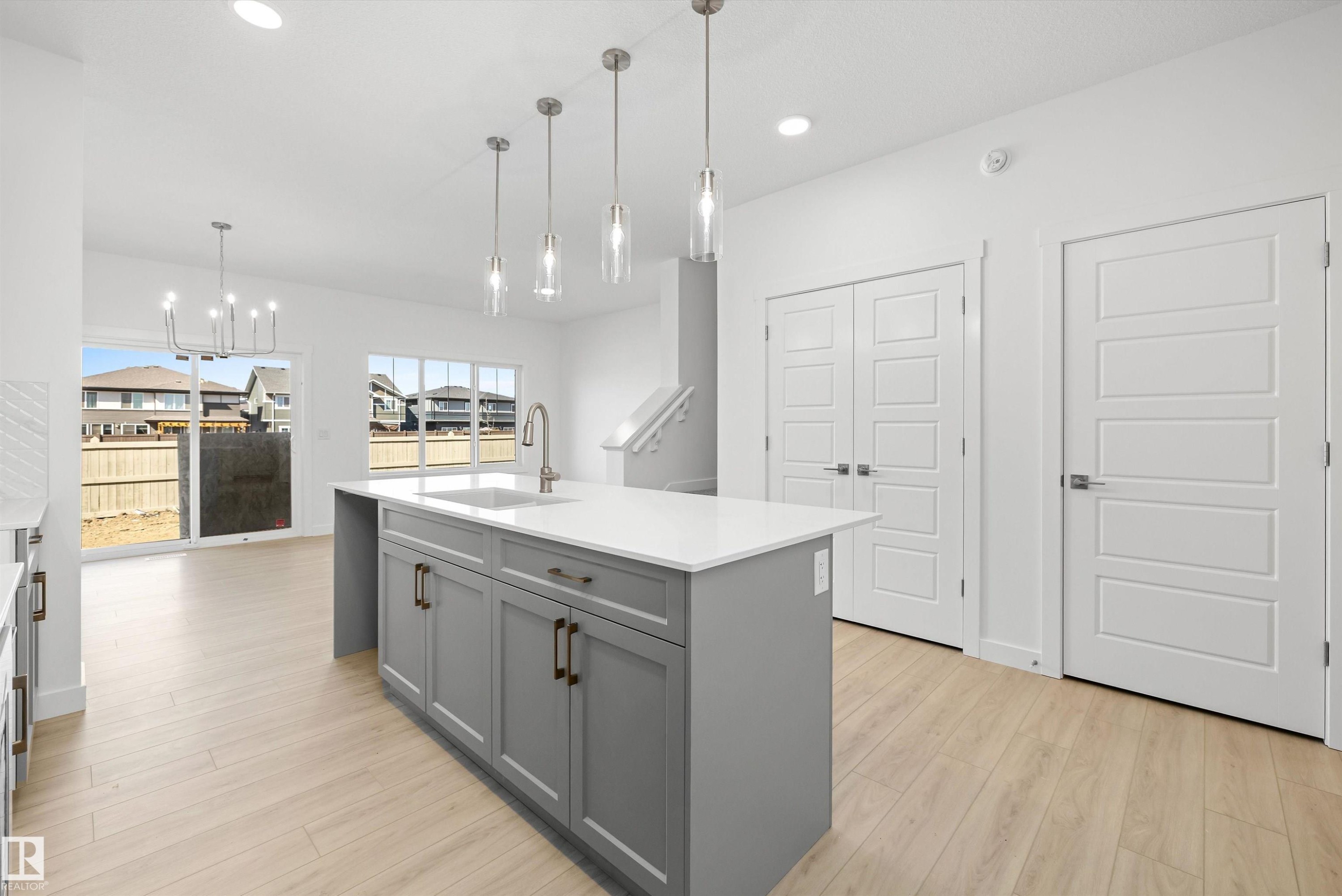 1044 Cristall Crescent, Edmonton, AB - Indoor Photo Showing Kitchen With Upgraded Kitchen