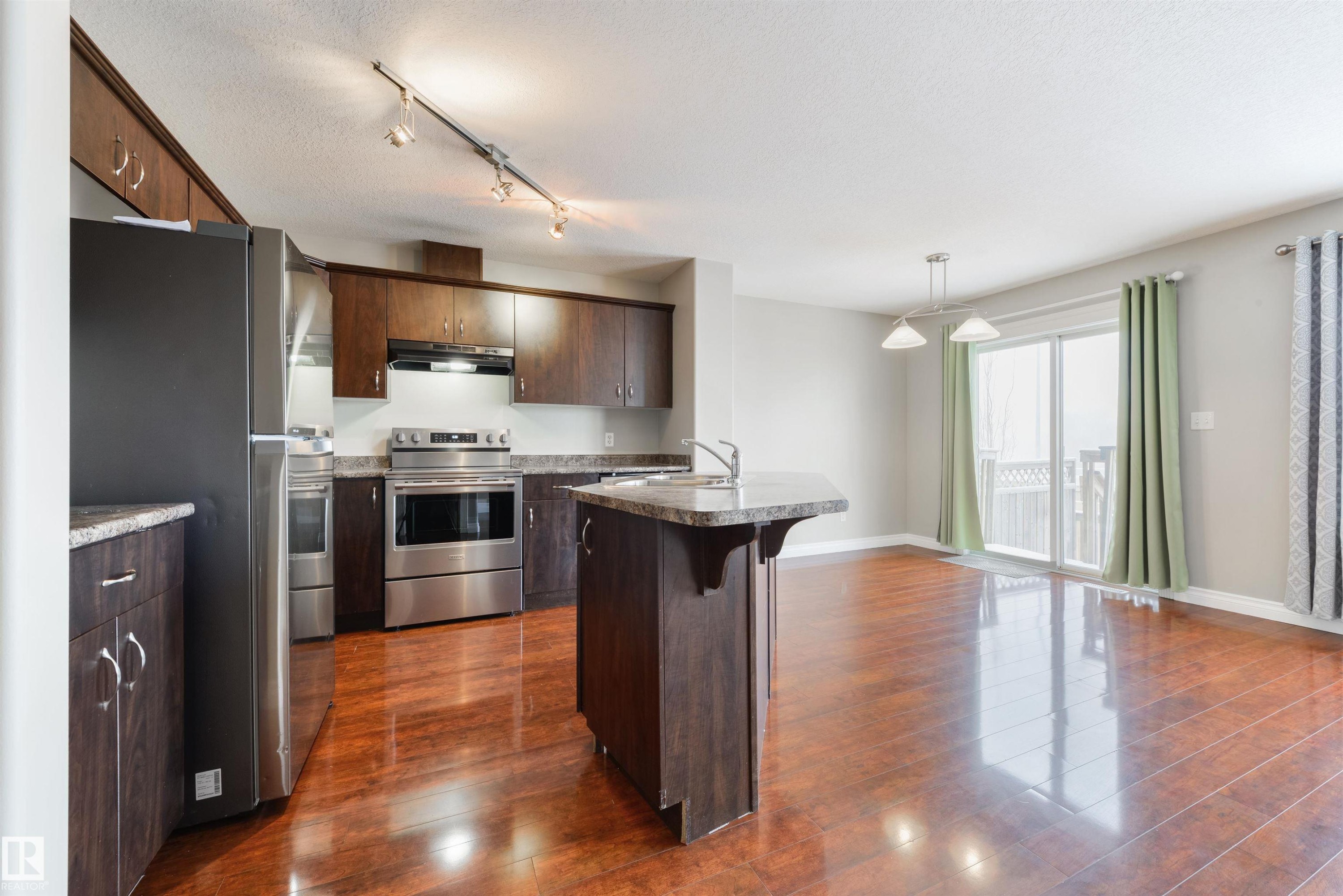 68 Meridian Loop, Stony Plain, AB - Indoor Photo Showing Kitchen With Double Sink