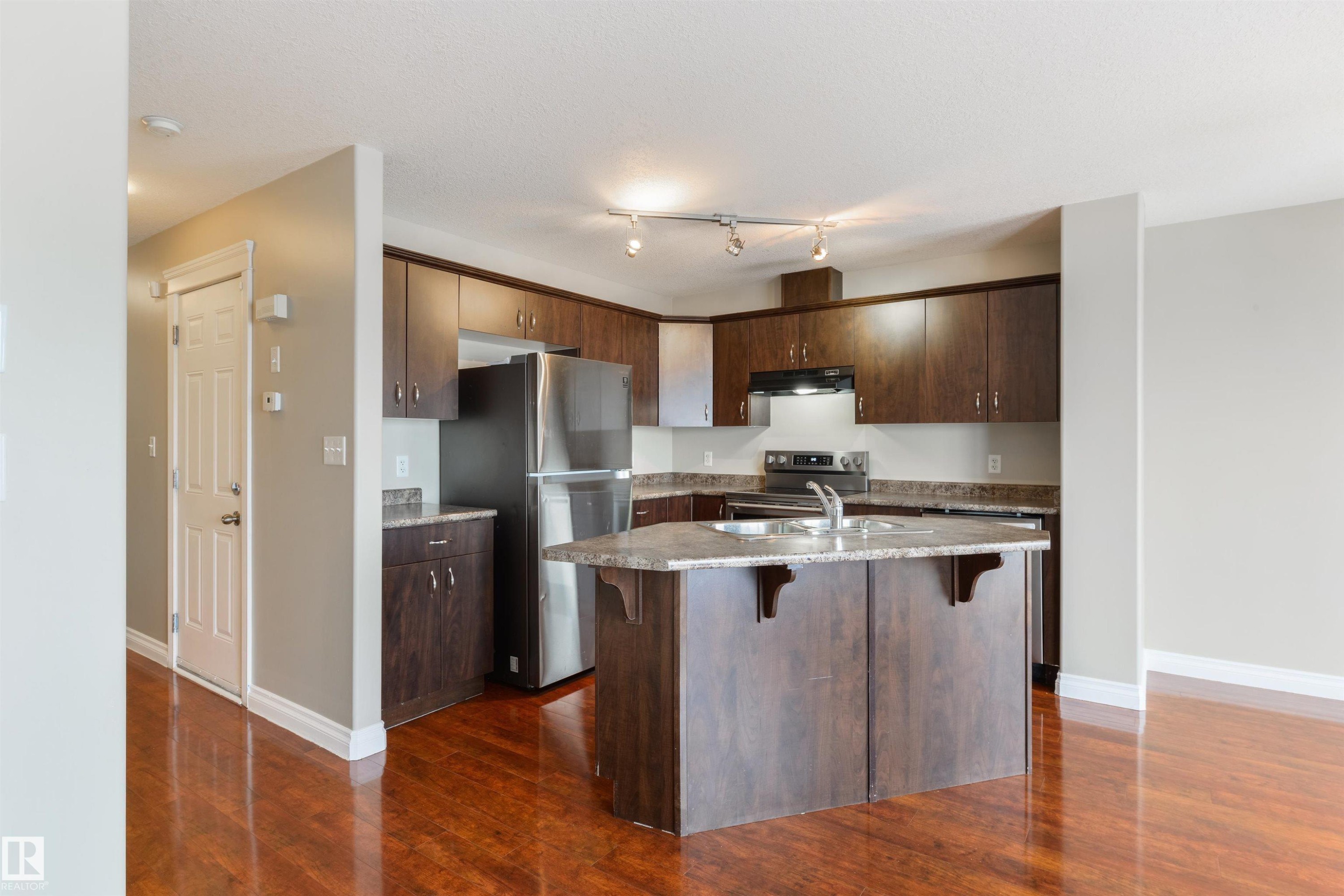 68 Meridian Loop, Stony Plain, AB - Indoor Photo Showing Kitchen With Double Sink