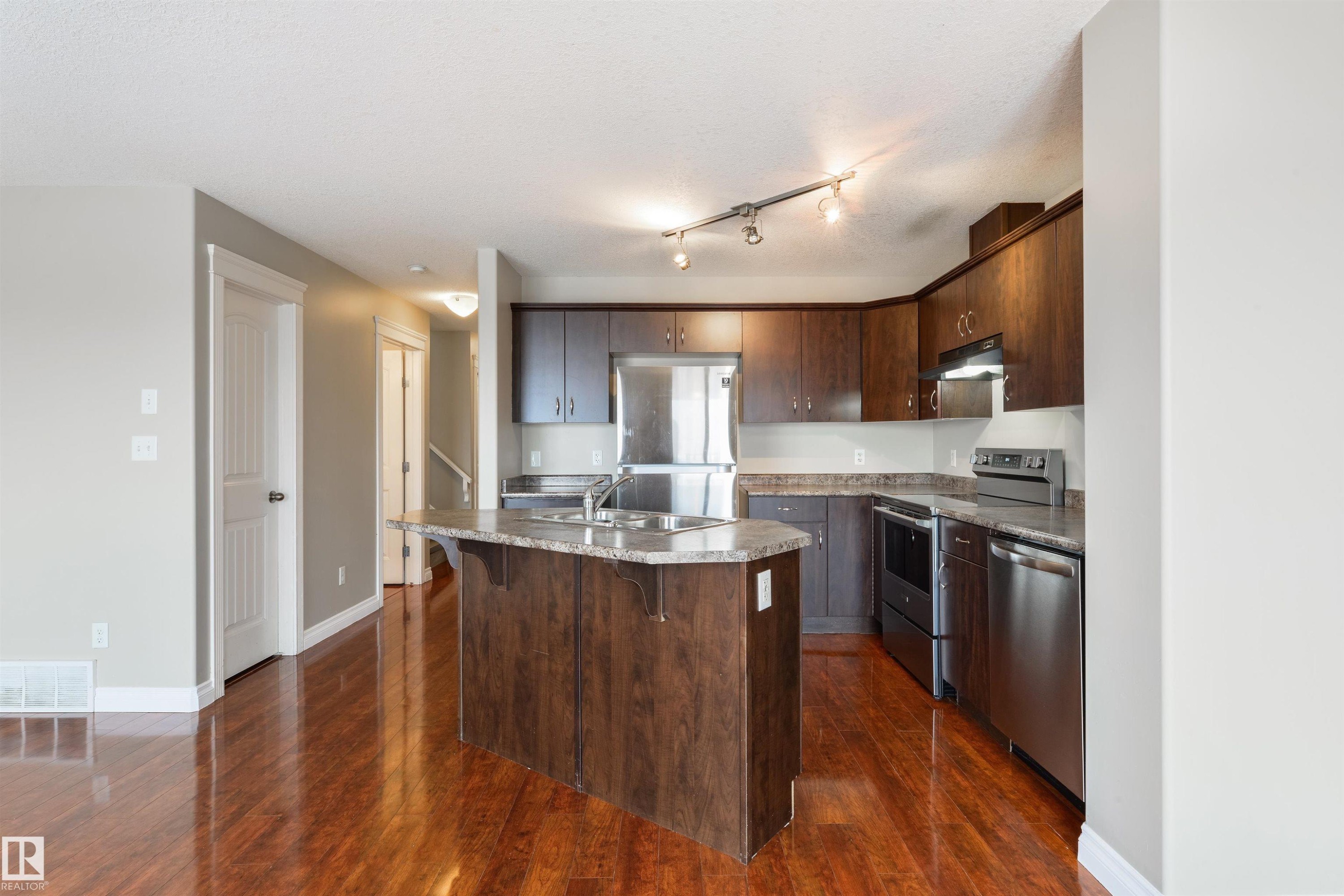 68 Meridian Loop, Stony Plain, AB - Indoor Photo Showing Kitchen