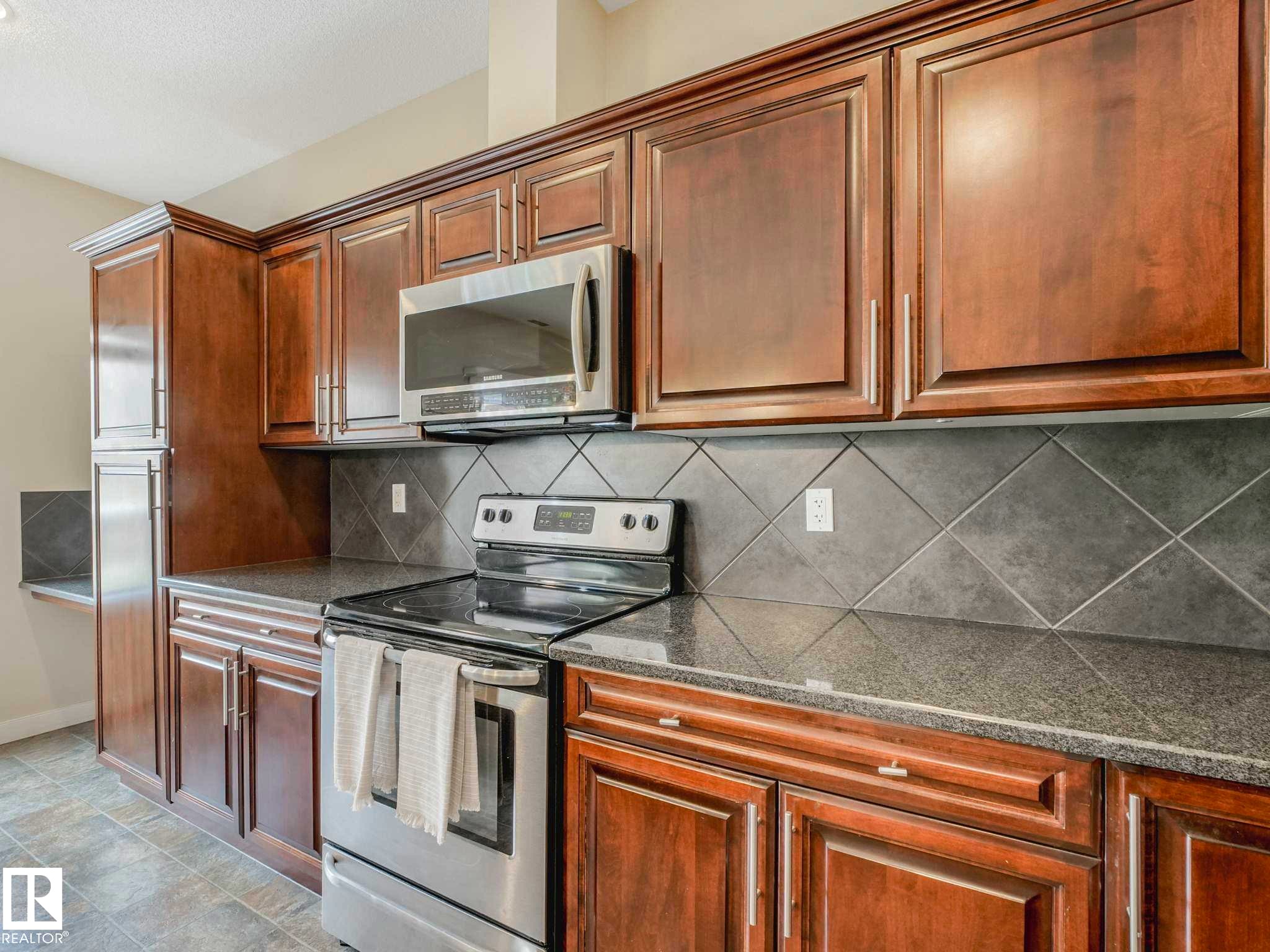 37 13825 155 Avenue, Edmonton, AB - Indoor Photo Showing Kitchen