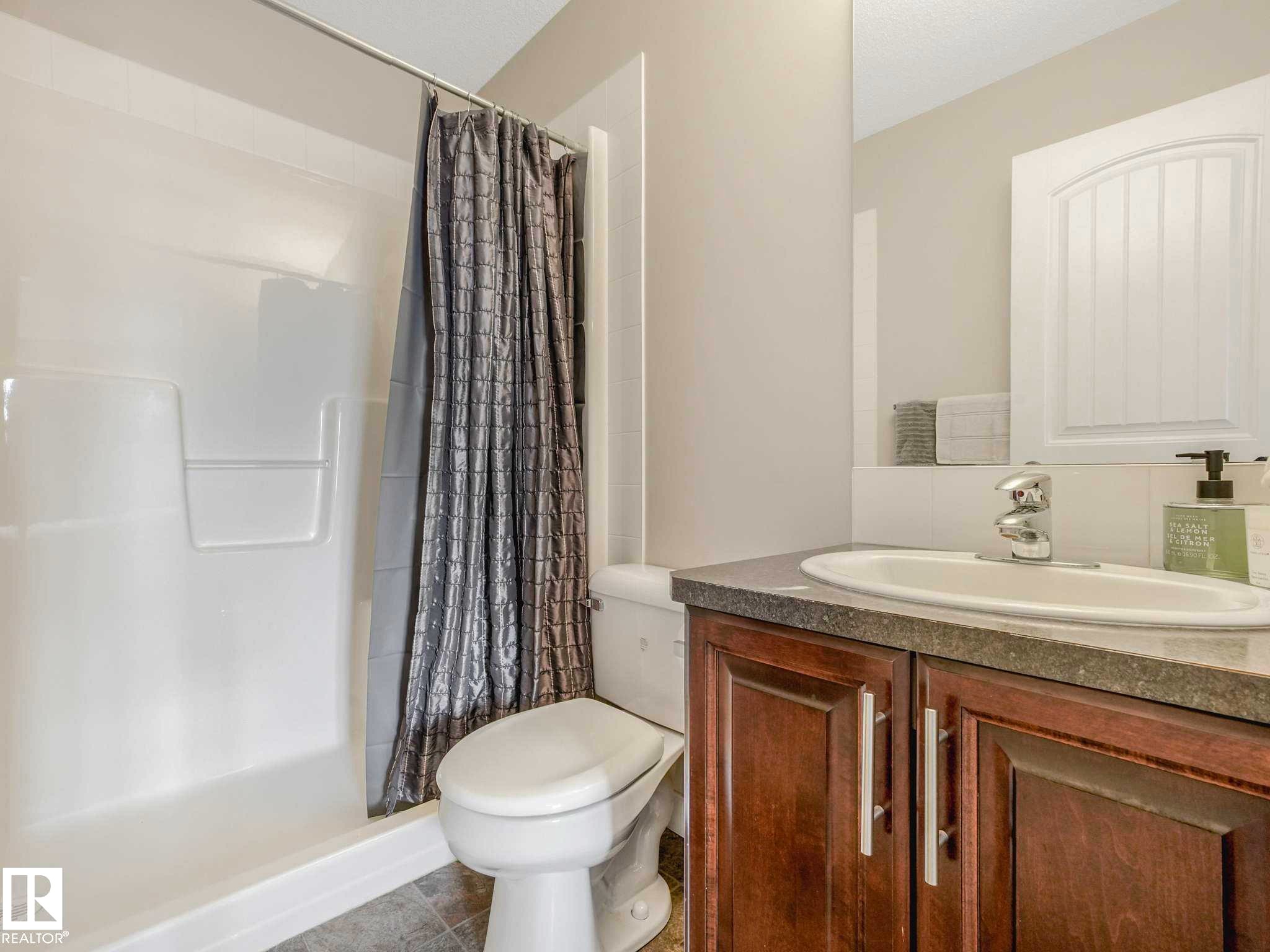 37 13825 155 Avenue, Edmonton, AB - Indoor Photo Showing Bathroom