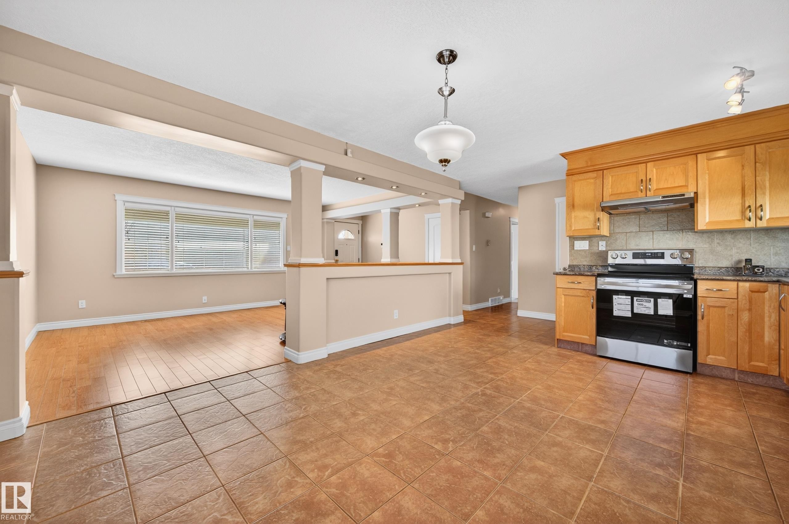 13916 61 Street Nw, Edmonton, AB - Indoor Photo Showing Kitchen