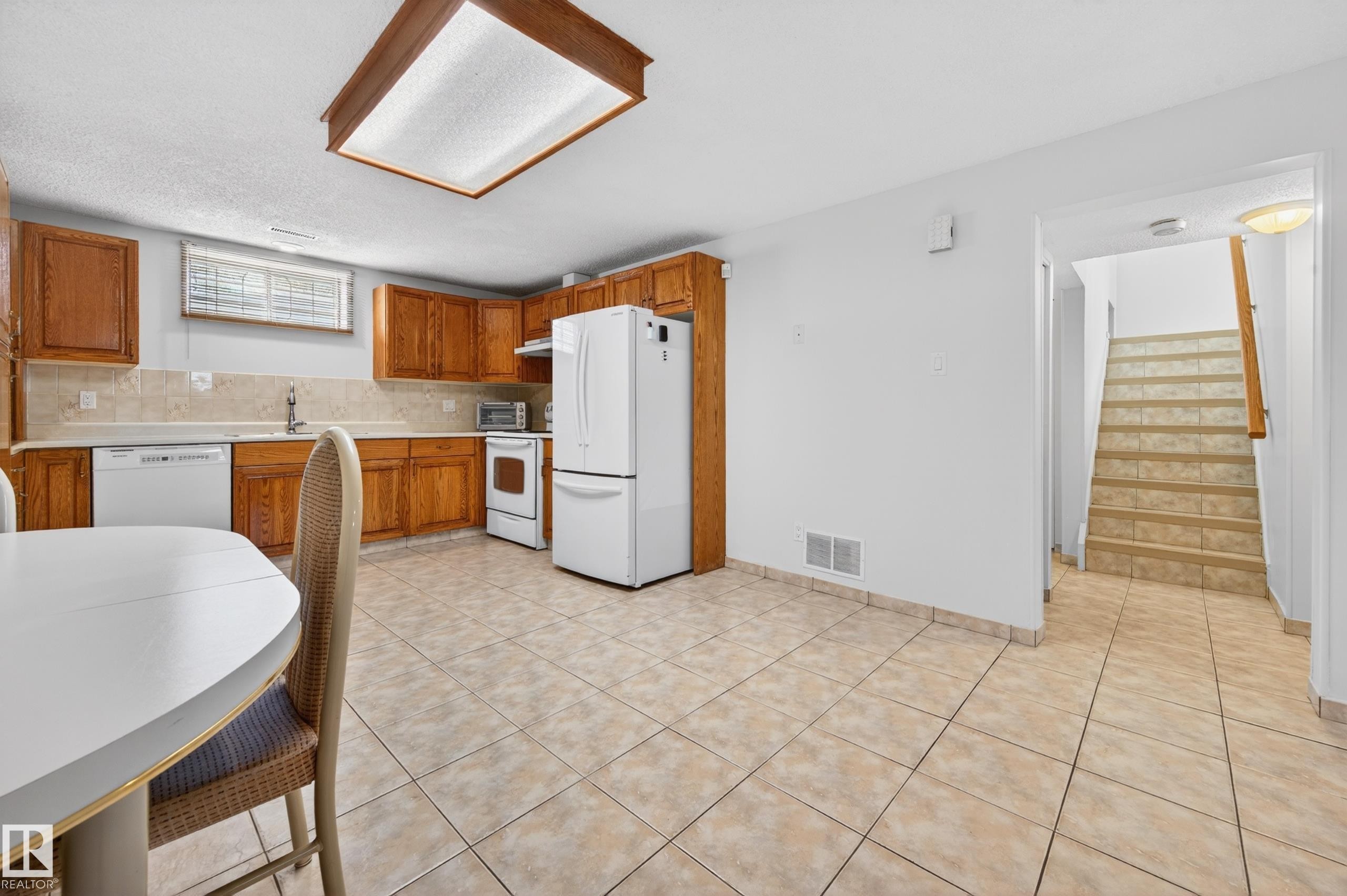 13916 61 Street Nw, Edmonton, AB - Indoor Photo Showing Kitchen