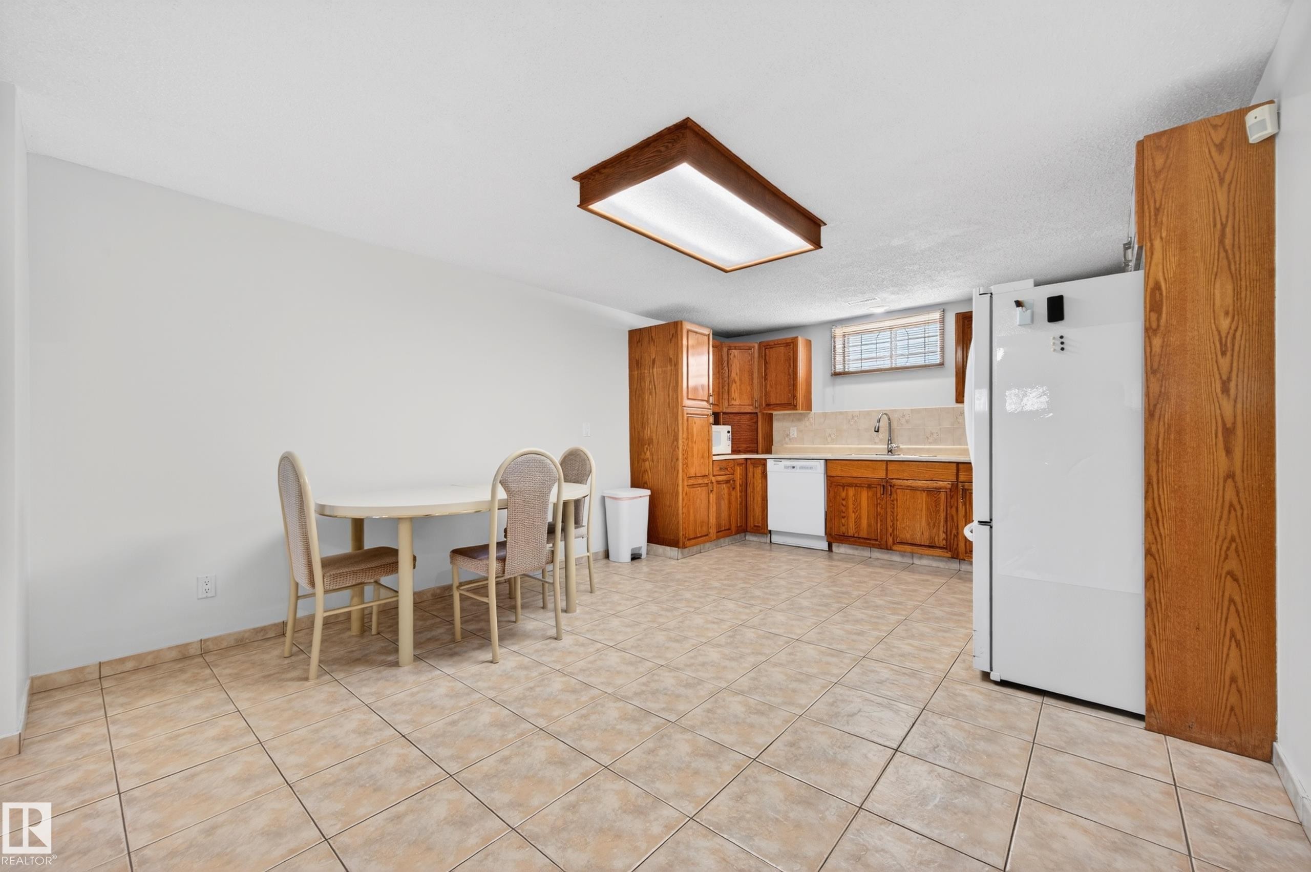 13916 61 Street Nw, Edmonton, AB - Indoor