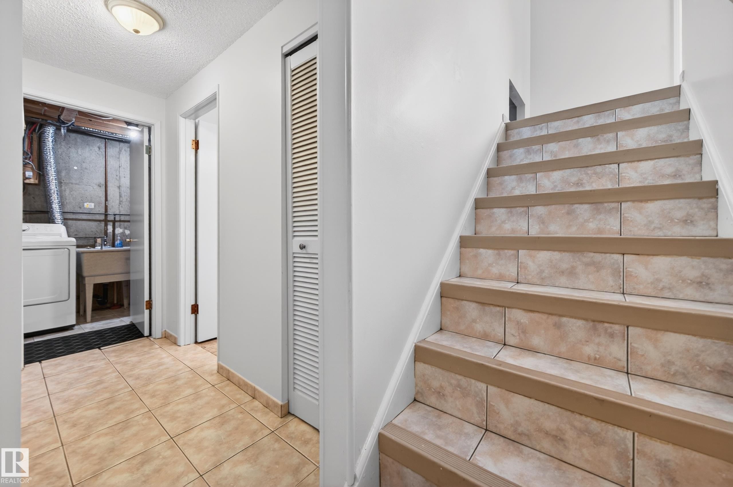 13916 61 Street Nw, Edmonton, AB - Indoor Photo Showing Other Room