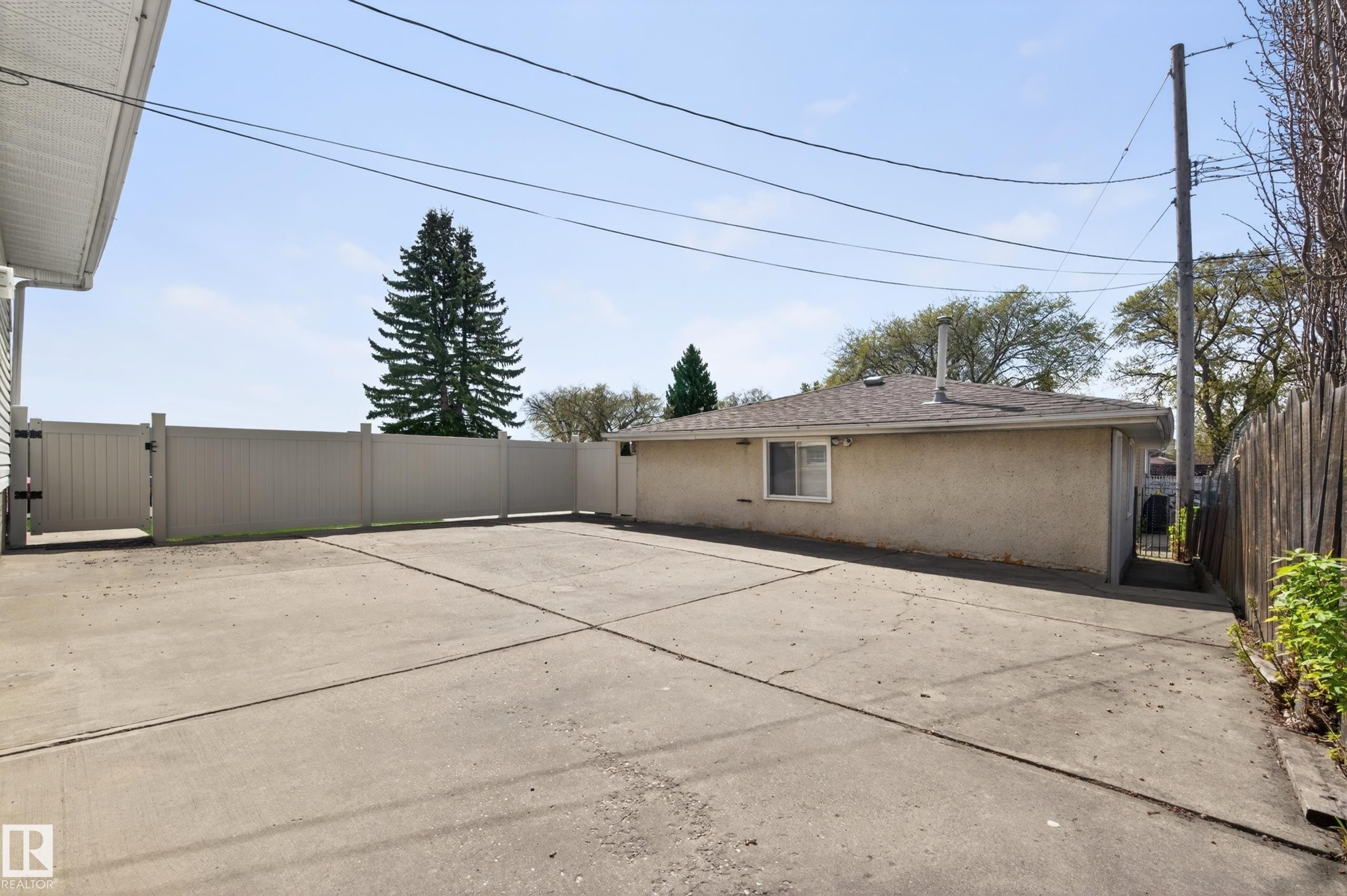 13916 61 Street Nw, Edmonton, AB - Outdoor