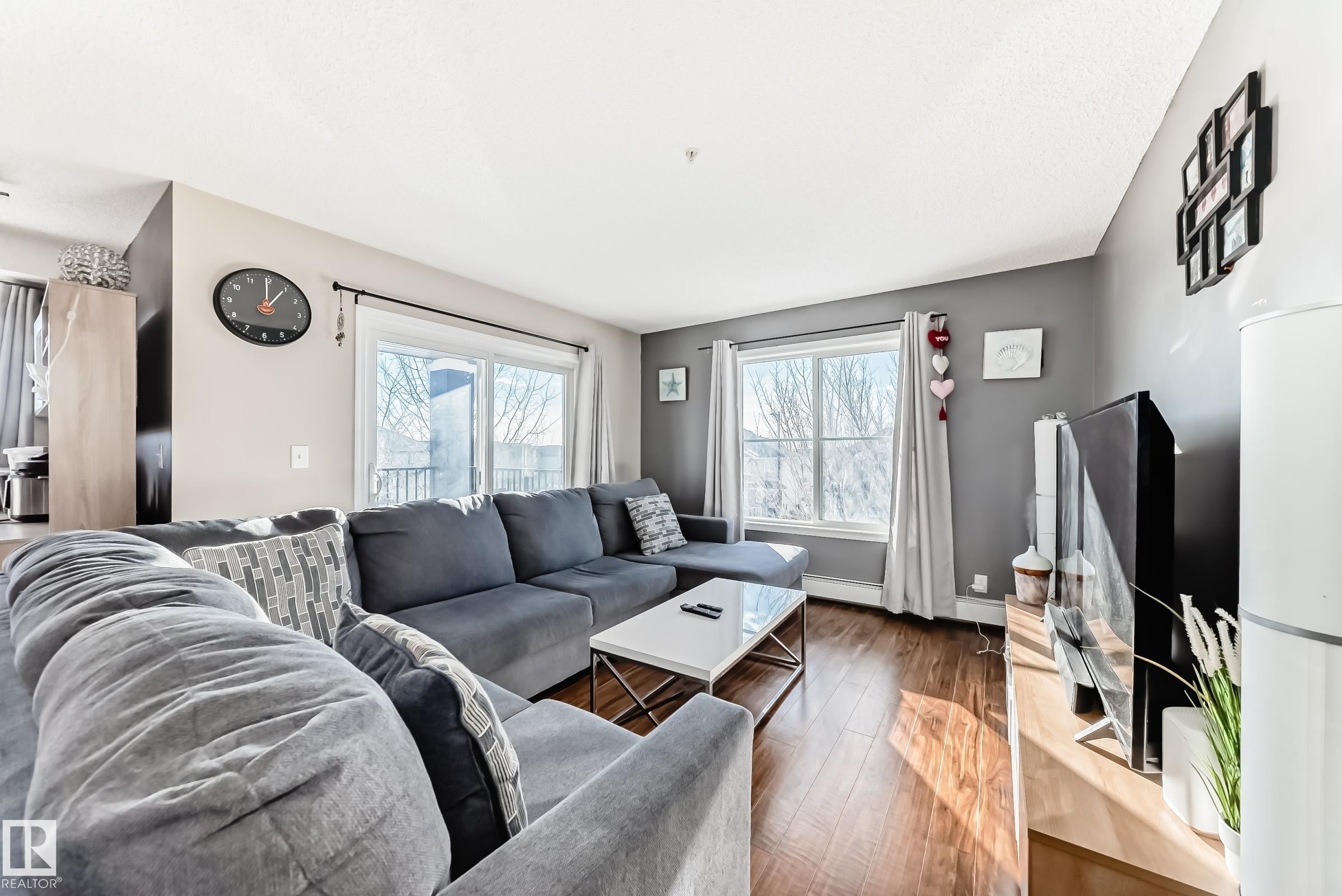 302 530 Watt Boulevard Sw, Edmonton, AB - Indoor Photo Showing Living Room