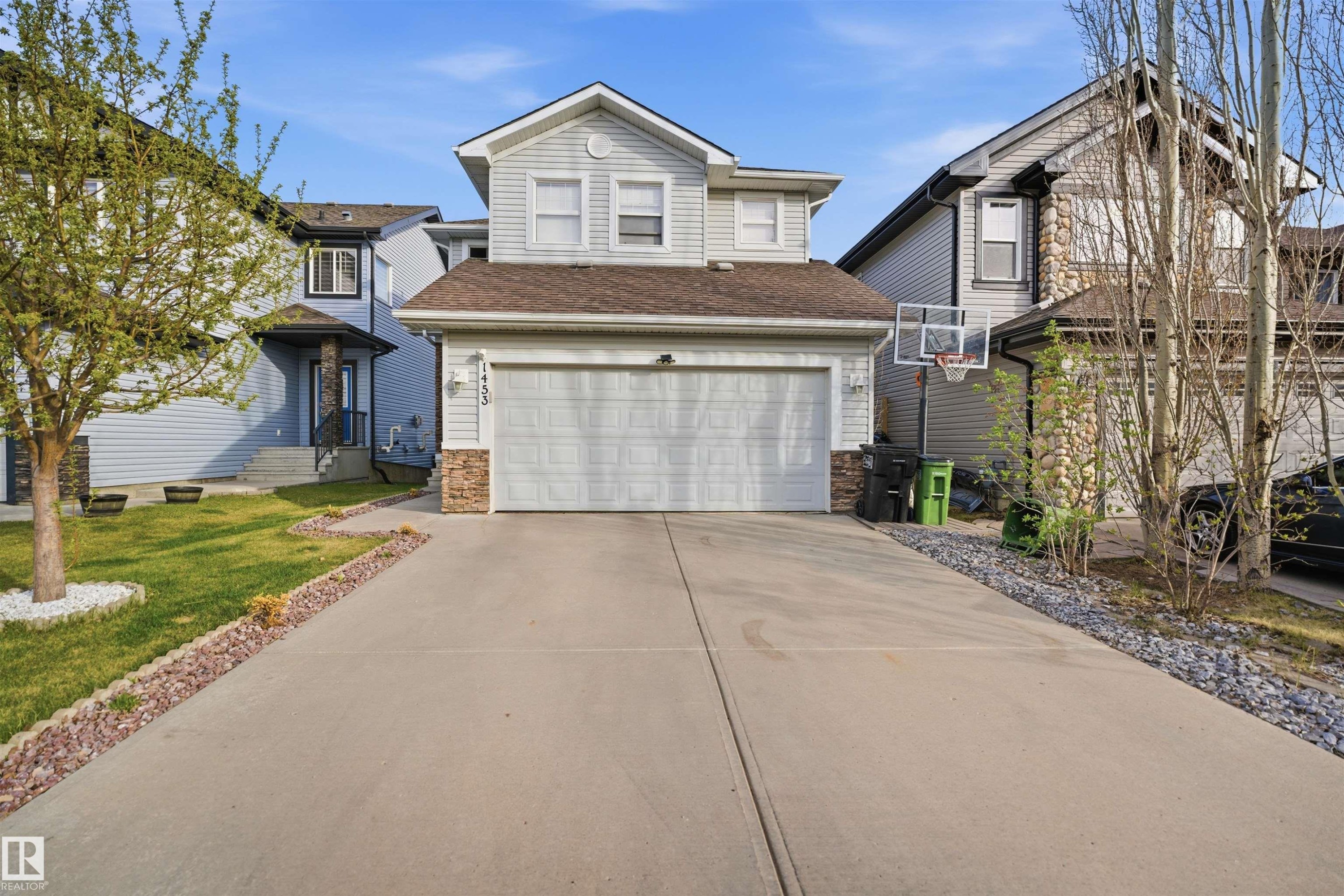 Light-toned siding exterior with stone accenting - 1453 Hays Way Nw, Edmonton, AB - Outdoor With Facade