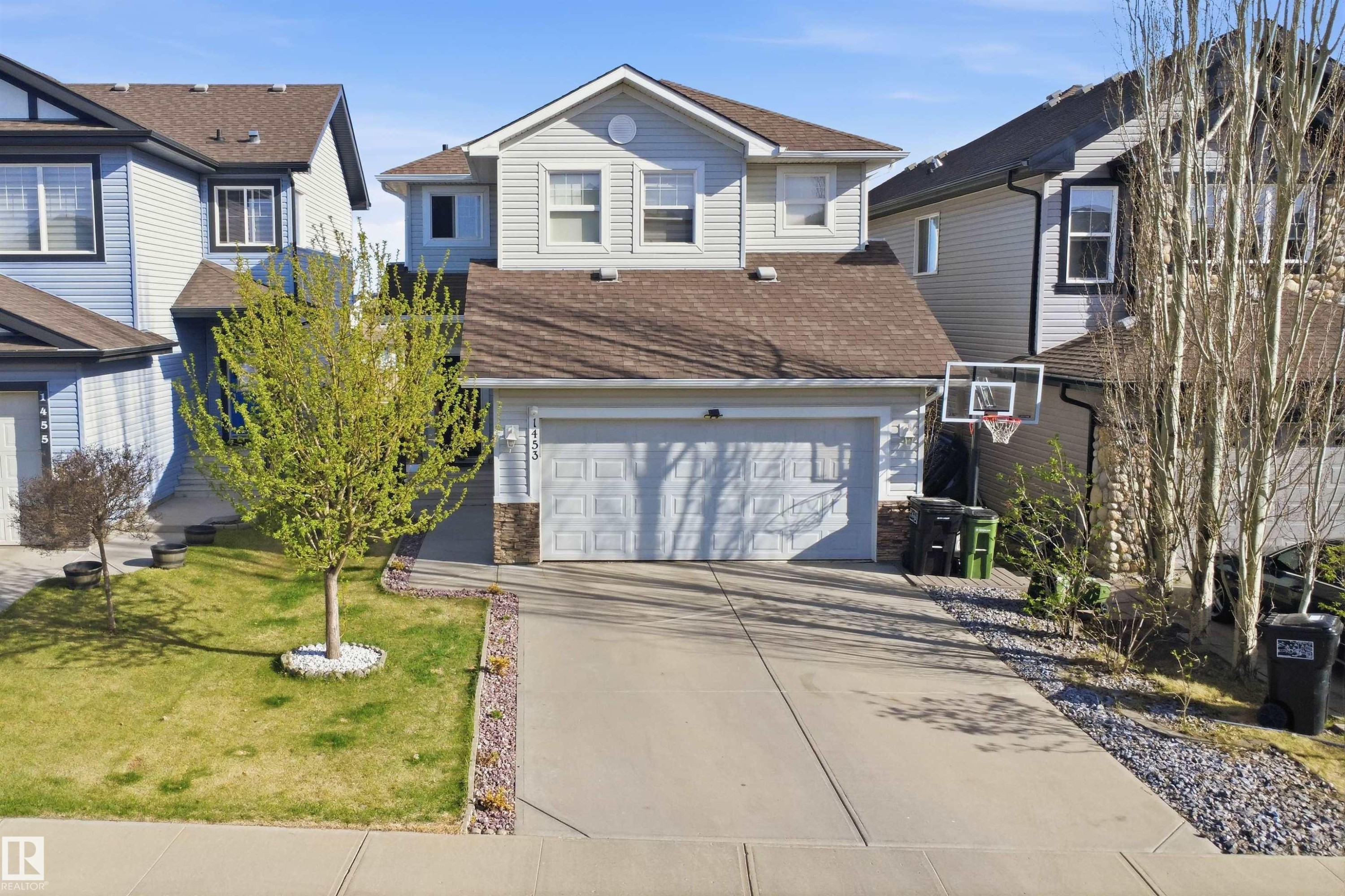 Siding exterior with stone accents and a two-car garage - 1453 Hays Way Nw, Edmonton, AB - Outdoor