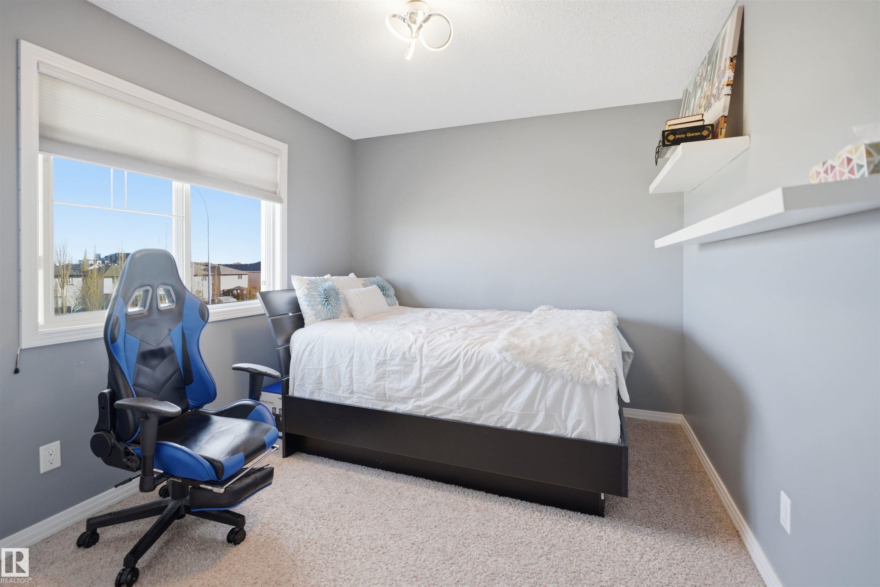 Light gray wall paint, light-colored carpet flooring, and a window with white trim - 1453 Hays Way Nw, Edmonton, AB - Indoor Photo Showing Bedroom