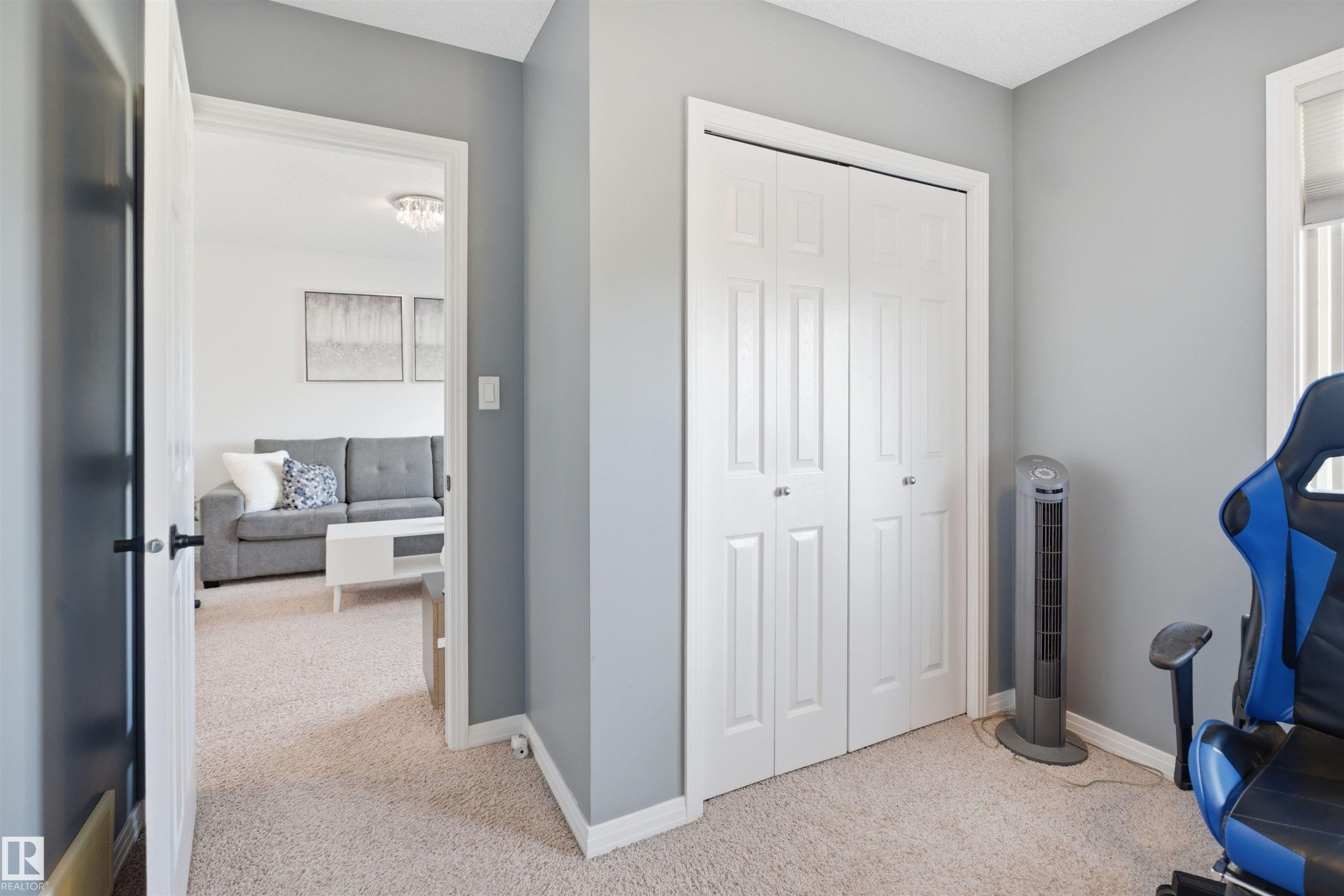Light-colored carpeting throughout, with crisp white baseboards and neutral gray wall paint - 1453 Hays Way Nw, Edmonton, AB - Indoor
