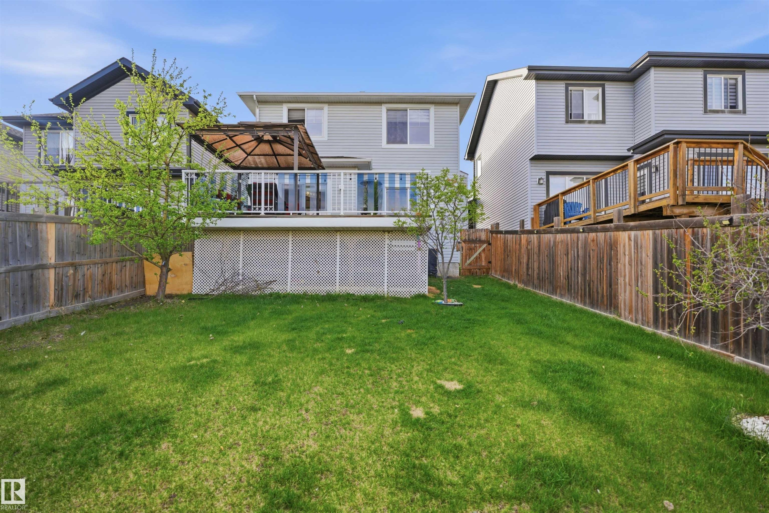Expansive green lawn with established fencing - 1453 Hays Way Nw, Edmonton, AB - Outdoor With Deck Patio Veranda