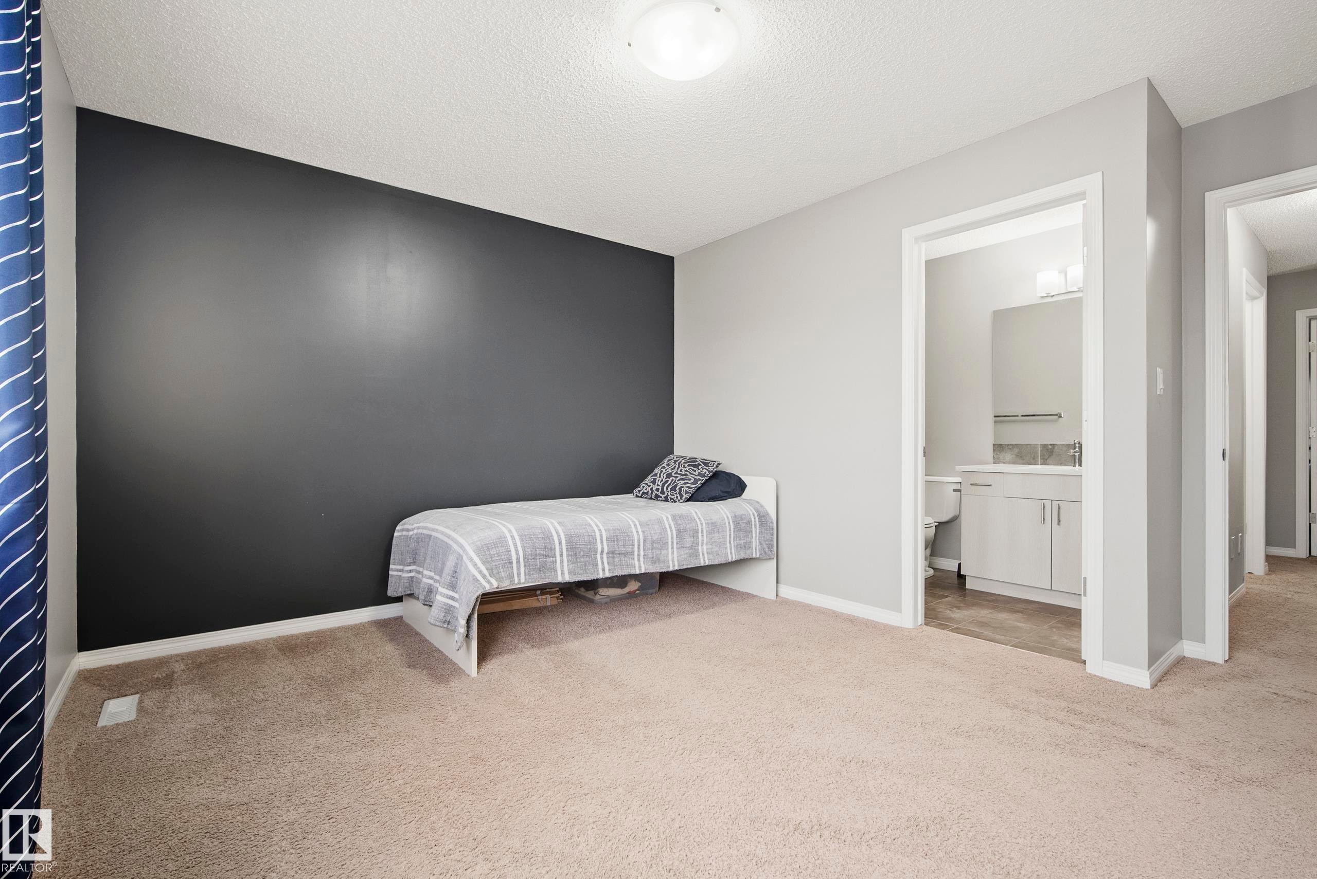 3030 Arthurs Crescent, Edmonton, AB - Indoor Photo Showing Bedroom