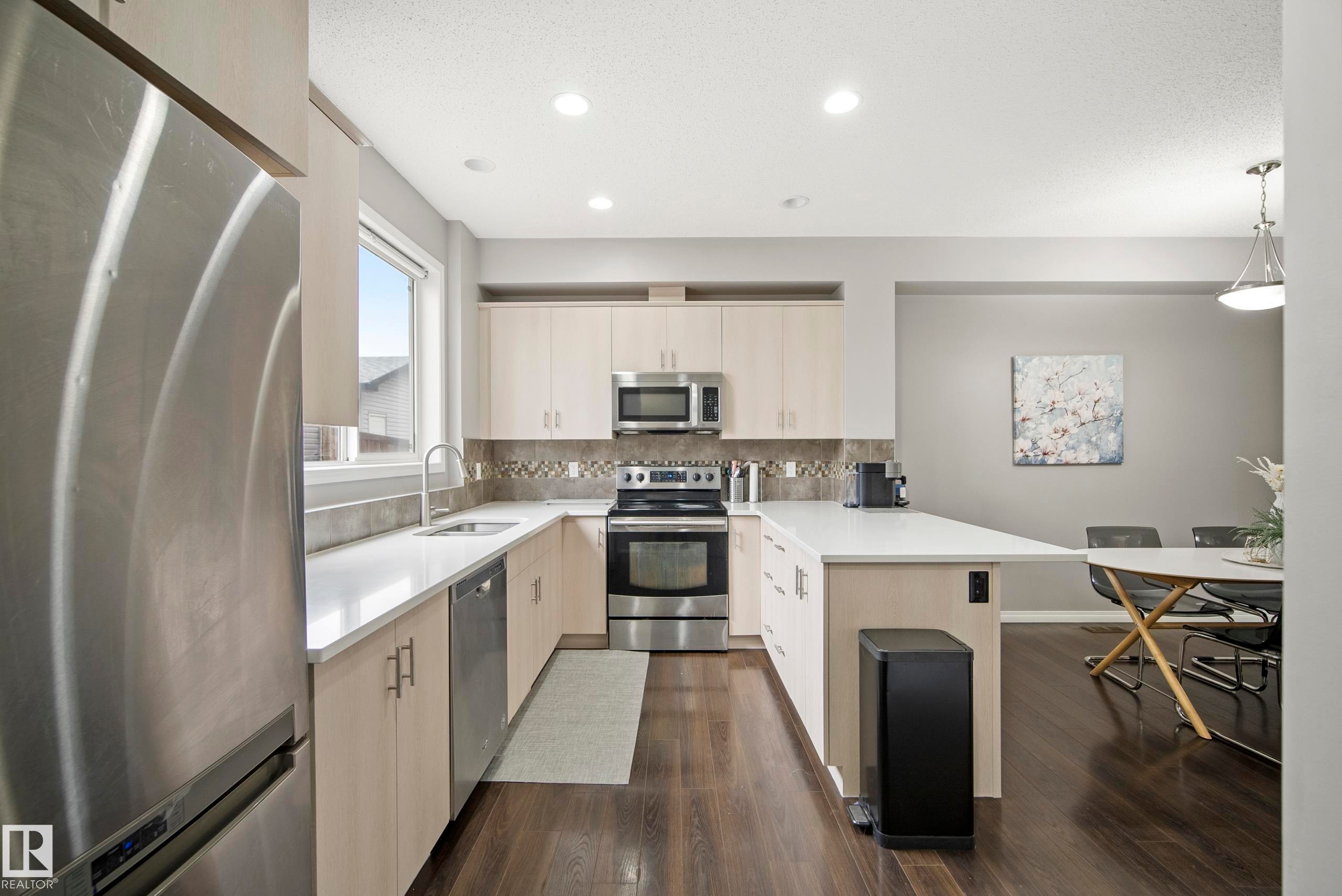 3030 Arthurs Crescent, Edmonton, AB - Indoor Photo Showing Kitchen With Upgraded Kitchen