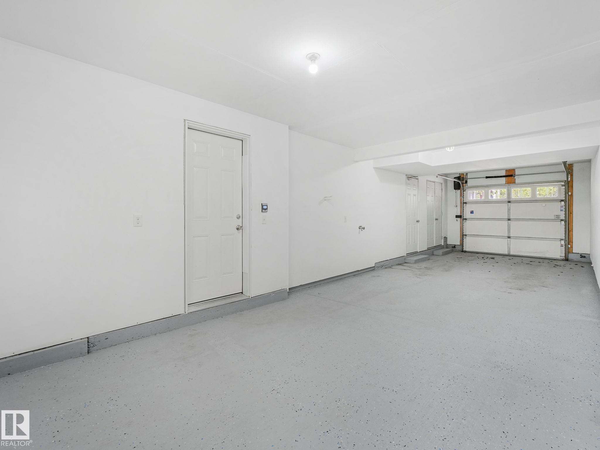 122 603 Watt Boulevard, Edmonton, AB - Indoor Photo Showing Garage