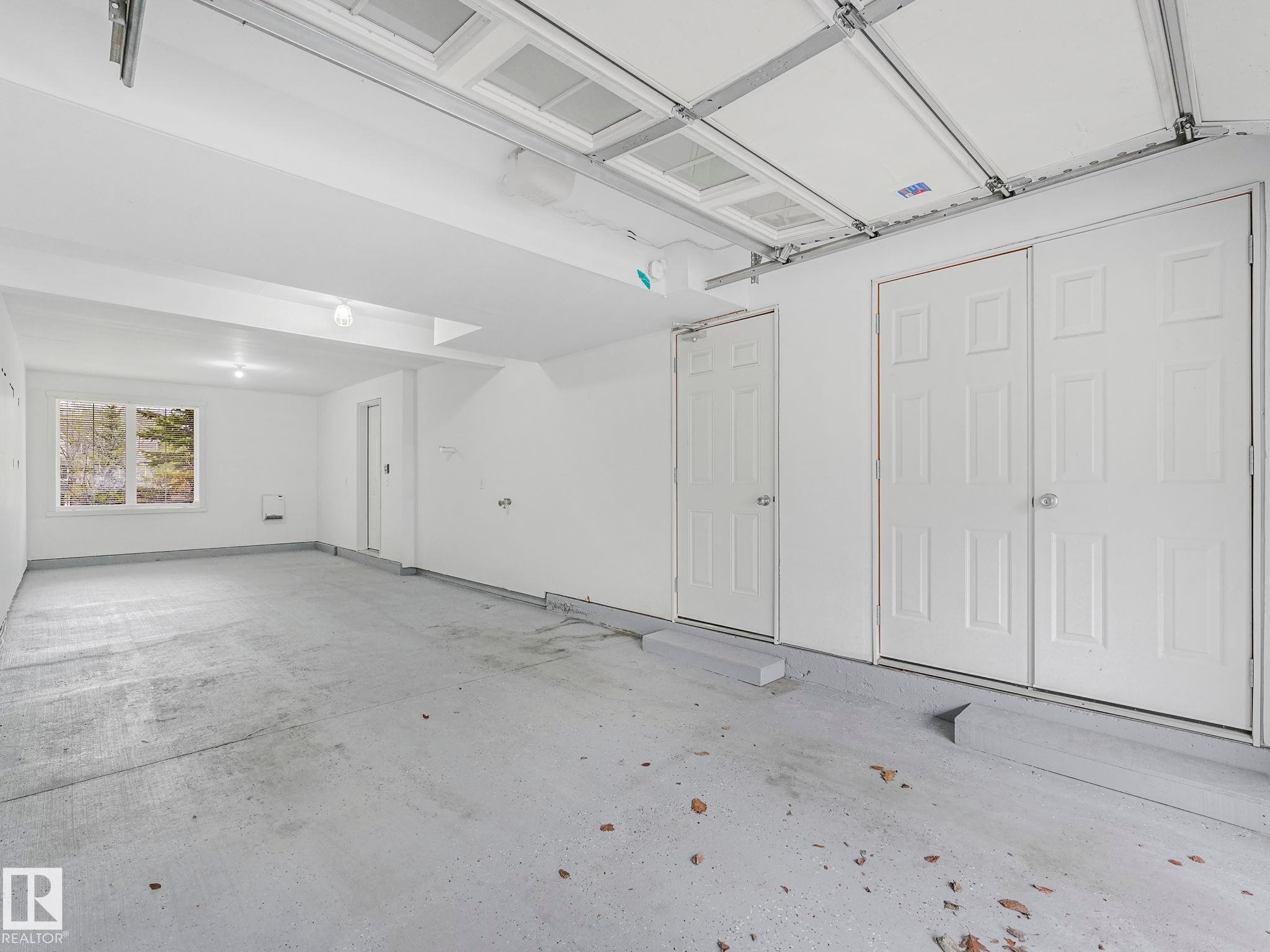 122 603 Watt Boulevard, Edmonton, AB - Indoor Photo Showing Garage