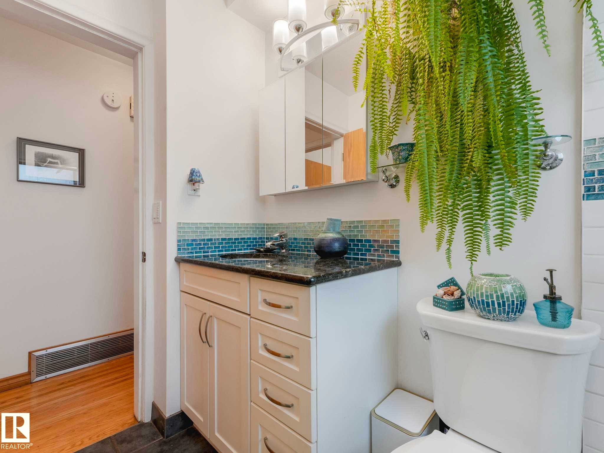 14611 89 Avenue, Edmonton, AB - Indoor Photo Showing Bathroom