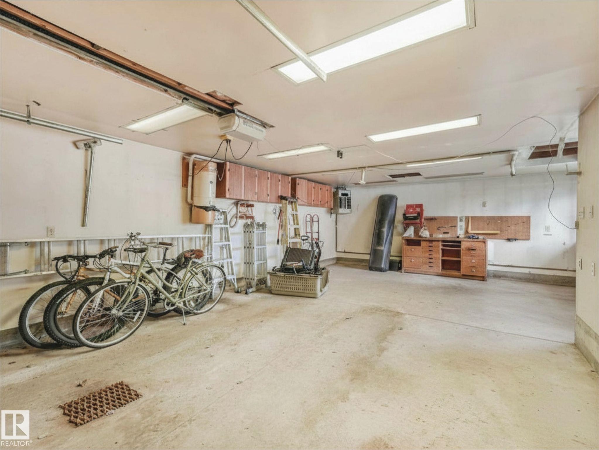 14611 89 Avenue, Edmonton, AB - Indoor Photo Showing Garage