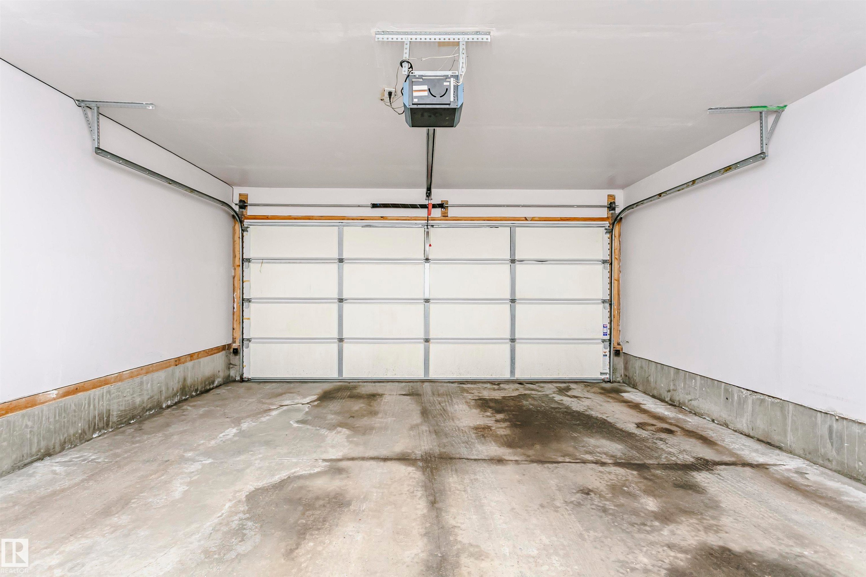 118 2051 Towne Centre Boulevard, Edmonton, AB - Indoor Photo Showing Garage