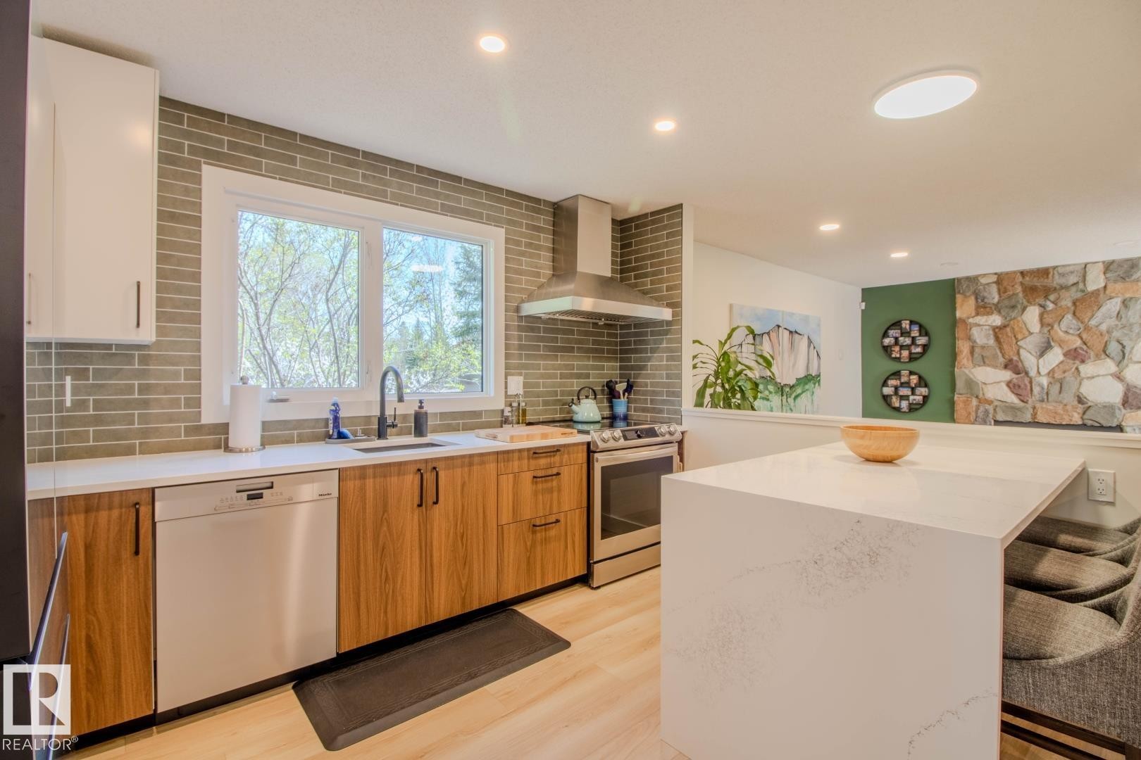 3412 110 Street, Edmonton, AB - Indoor Photo Showing Kitchen With Upgraded Kitchen