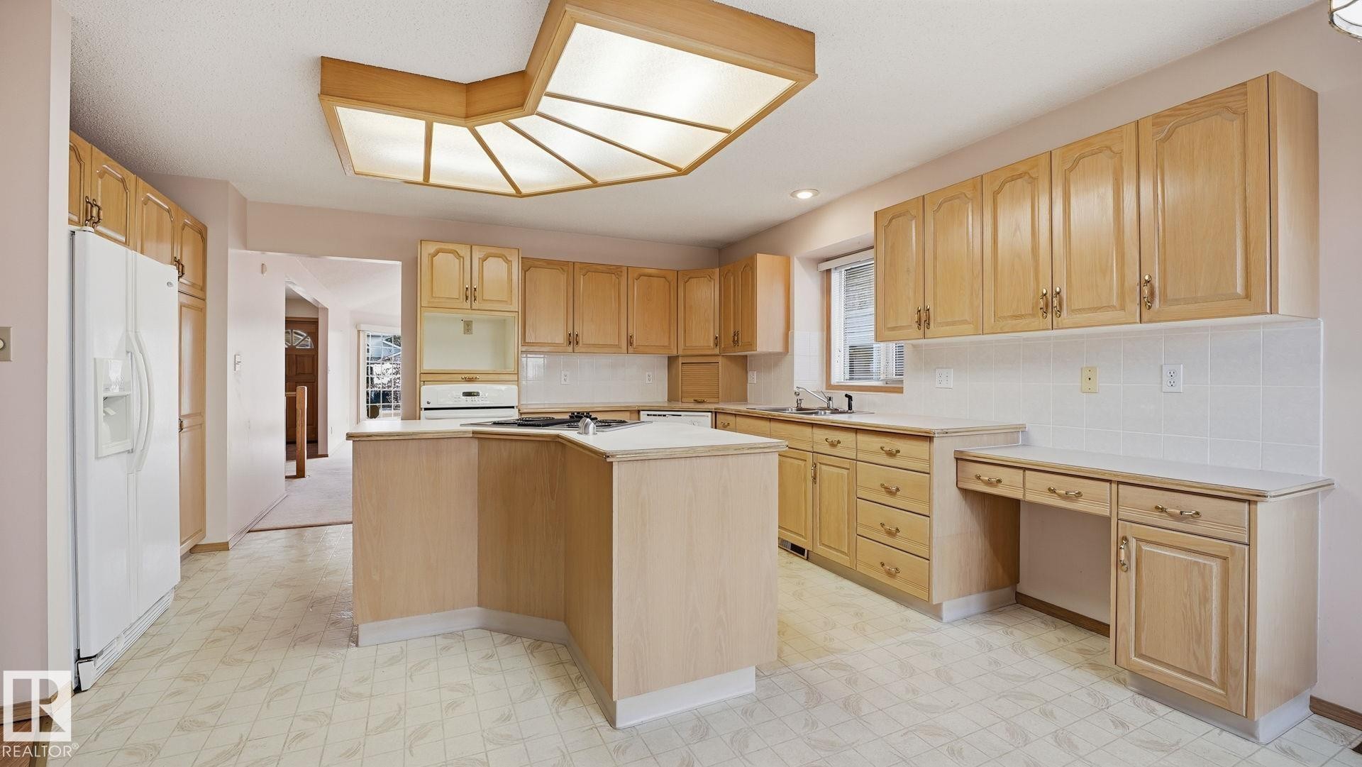 Edmonton, AB - Indoor Photo Showing Kitchen