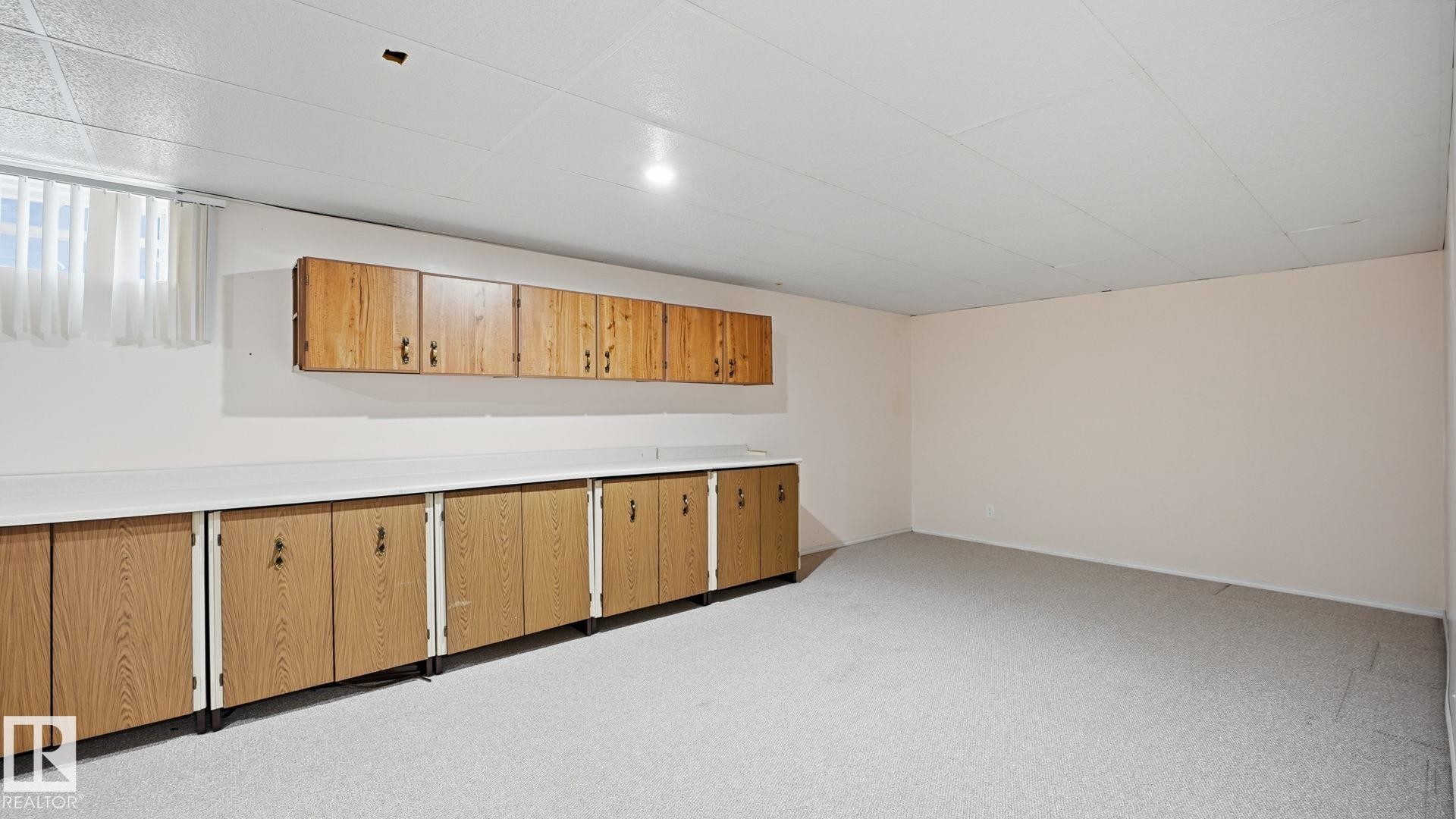 Edmonton, AB - Indoor Photo Showing Other Room