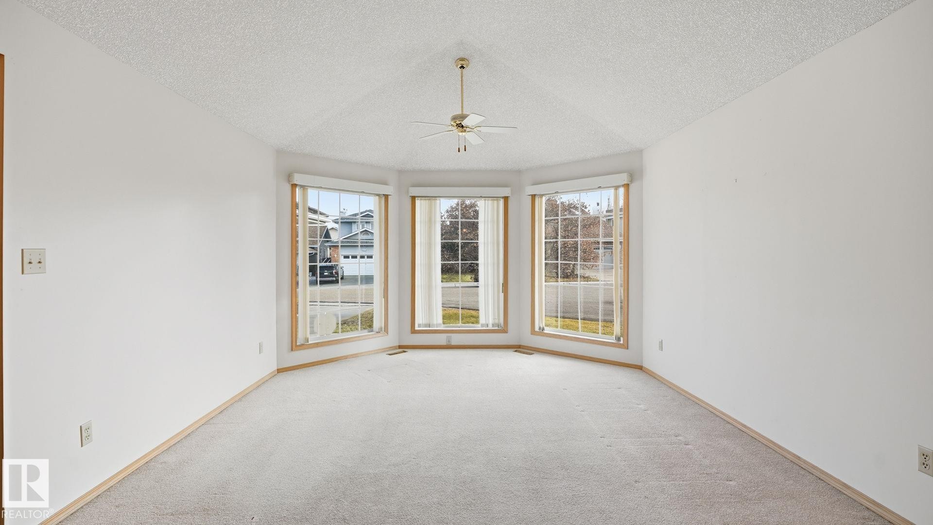 Edmonton, AB - Indoor Photo Showing Other Room